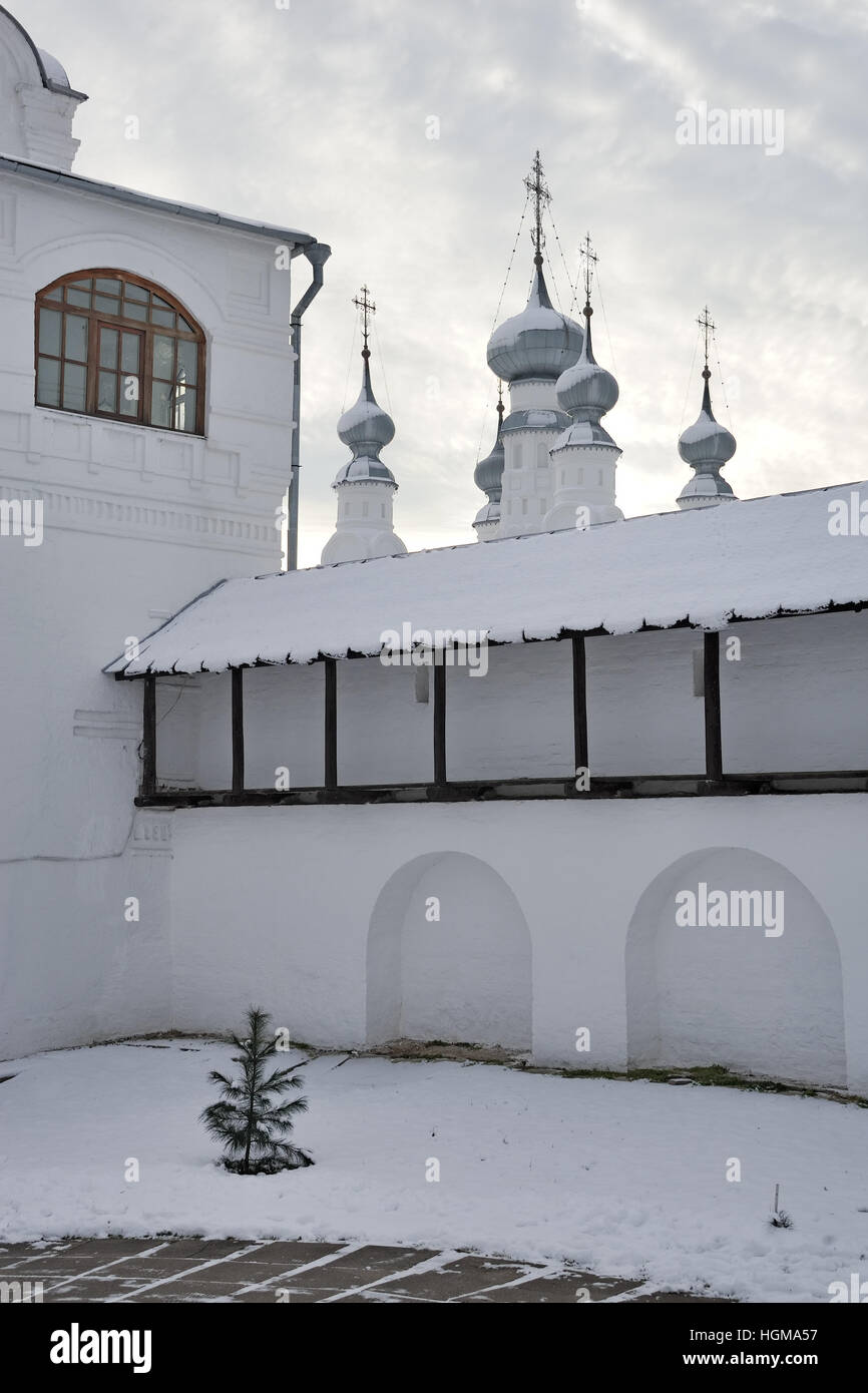 An der Festungsmauer Pokrowski Kloster vor Schneefall. Stadtmauer der Fürbitte Kloster in Susdal, Russland. Stockfoto