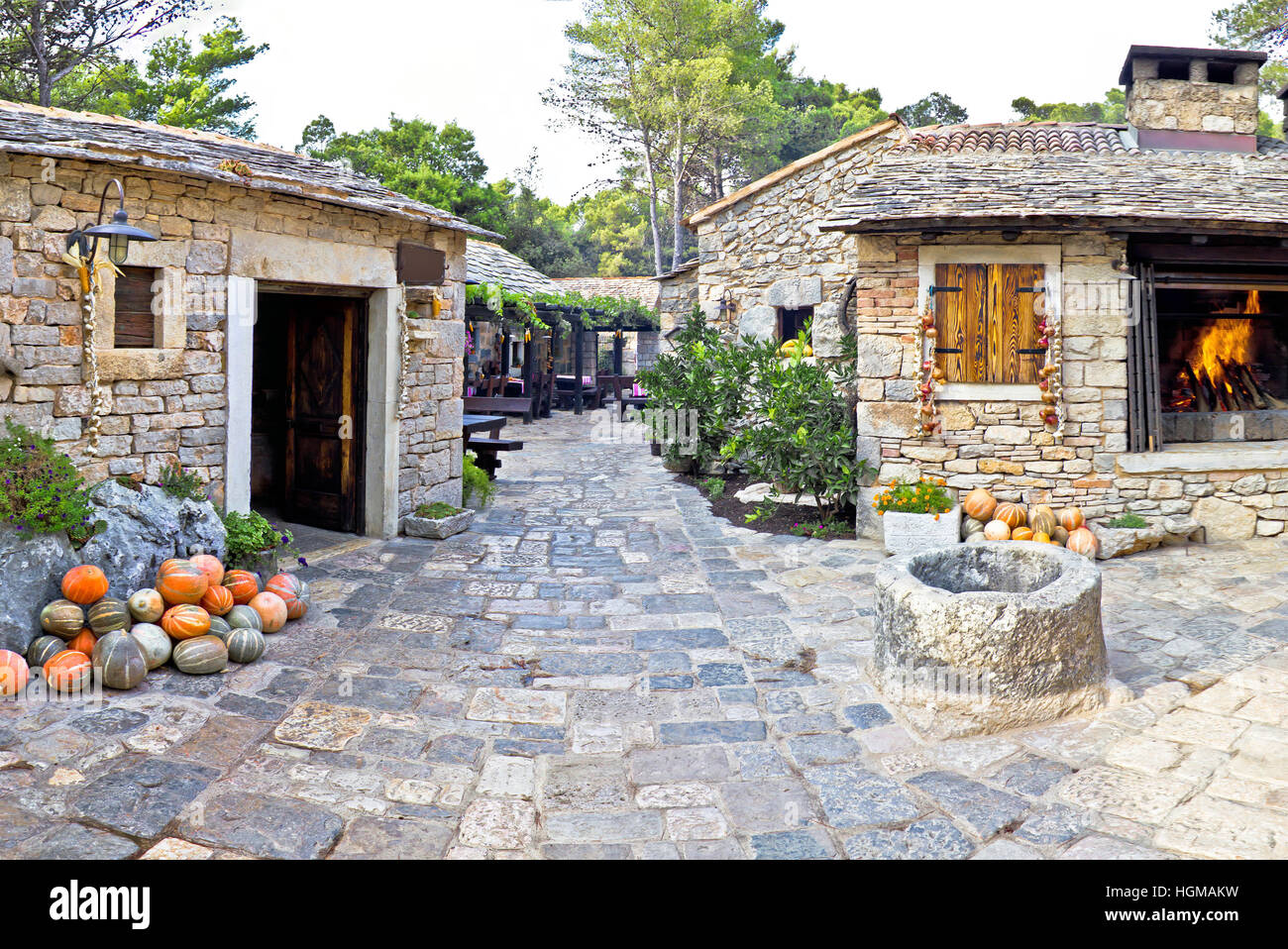 Dalmatinischen alten steinernen Dorfstraße, Kroatien Stockfoto