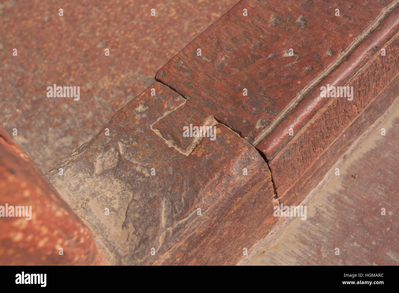 Agra Fort - Senke Gelenk im Steinboden Schritt Beitritt zwei Stücke des Steins, Indien Stockfoto