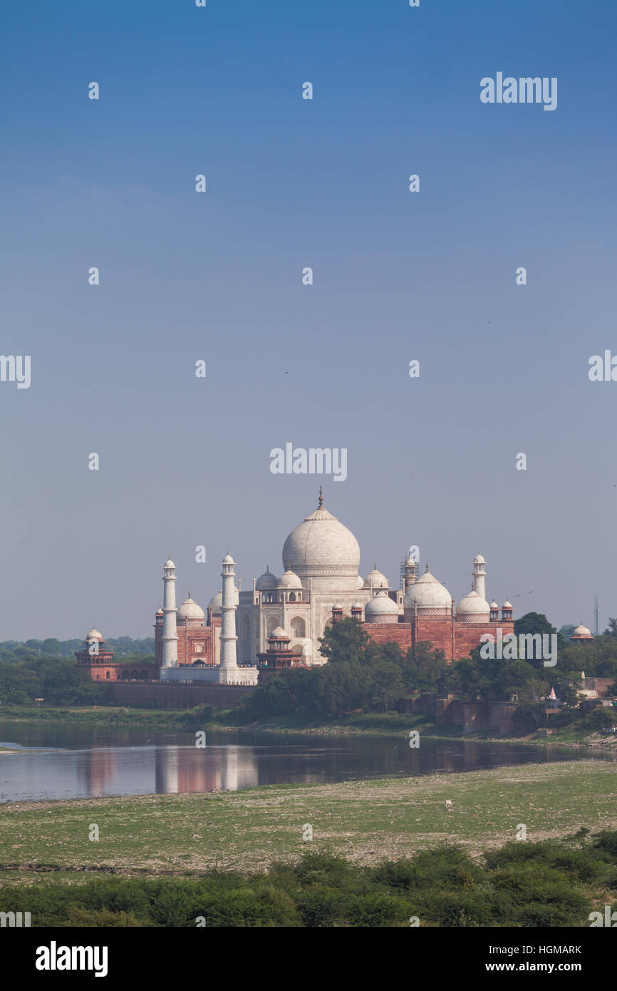 Blick auf das Taj Mahal im Mittelgrund über den Fluss Yamuna, Agra, Indien Stockfoto