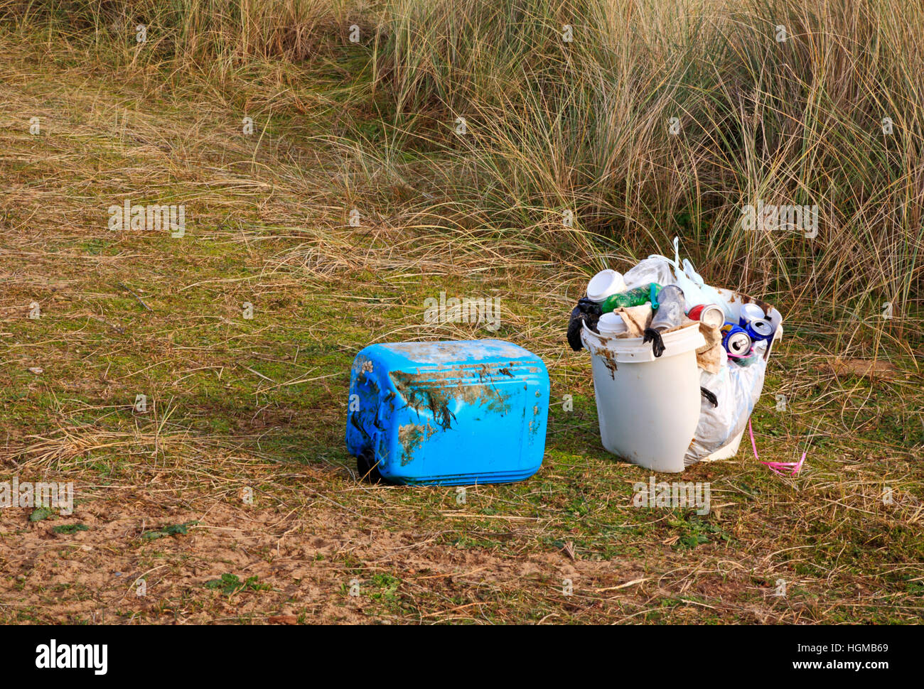 Müll gesammelt in den Sanddünen am Burnham Overy, Norfolk, England, Vereinigtes Königreich. Stockfoto