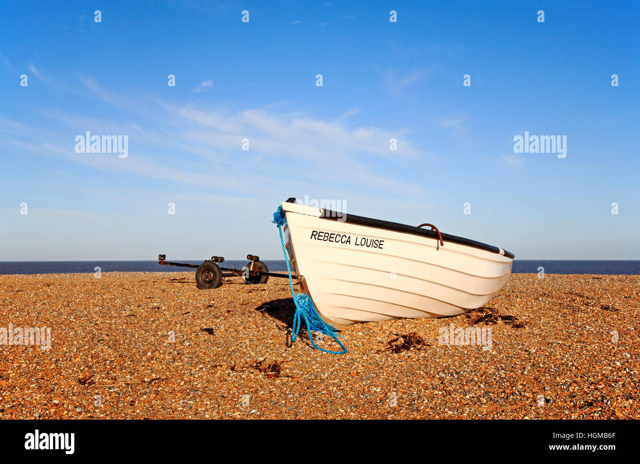 Ein weißer Küstenfischerei Boot gestrandet auf dem Schindel Grat bei Cley nächstes Meer, Norfolk, England, Vereinigtes Königreich. Stockfoto