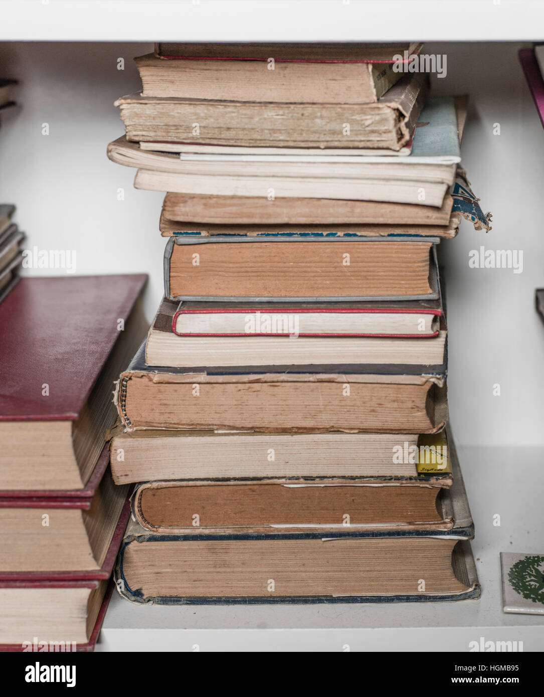 Alte Bücher in einer Bibliothek Stockfoto