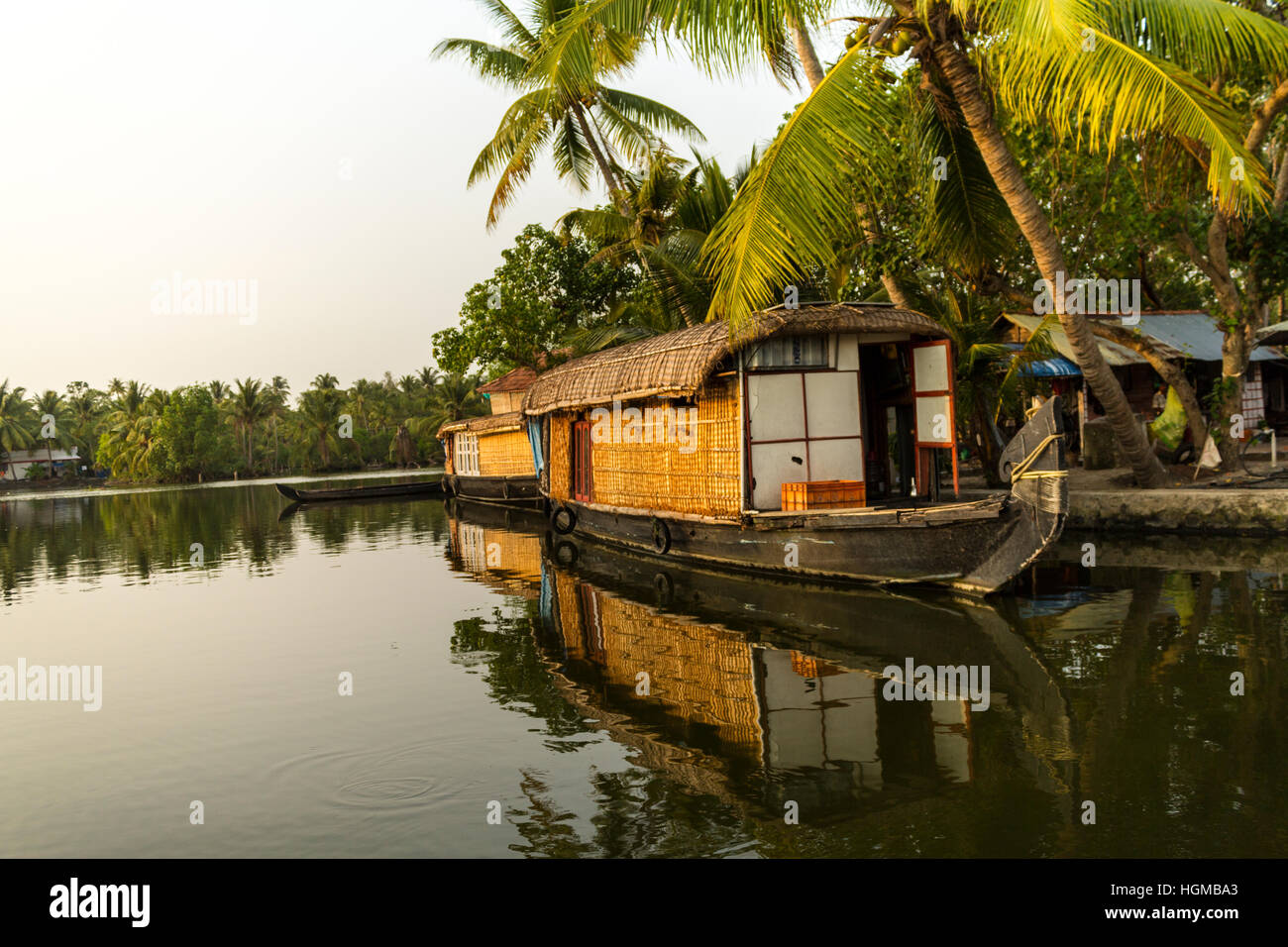 Öko-Hausboot auf Kerala Backwaters Indien gezogen von Männern Stockfoto