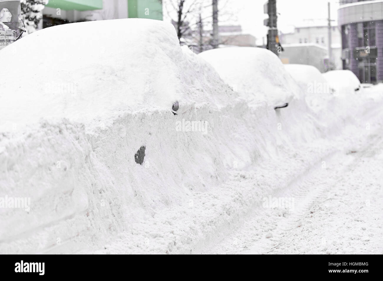 Voll Schnee bedeckte Fahrzeuge während eines schweren Schneefalls in der Stadt gesehen werden Stockfoto
