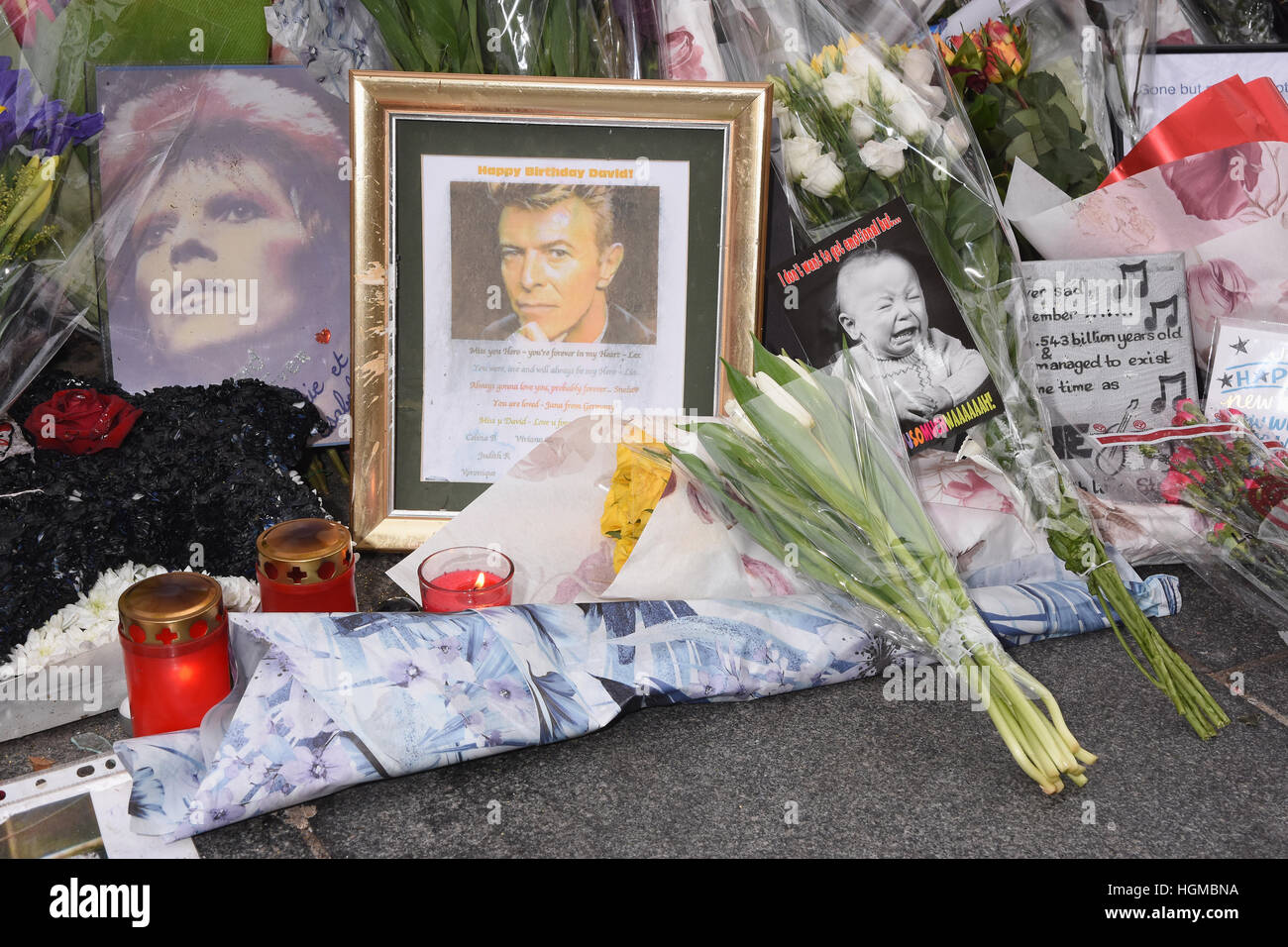 Floral Tribute links von den Fans von David Bowie am ersten Jahrestag seines Todes, Brixton, London UK Stockfoto