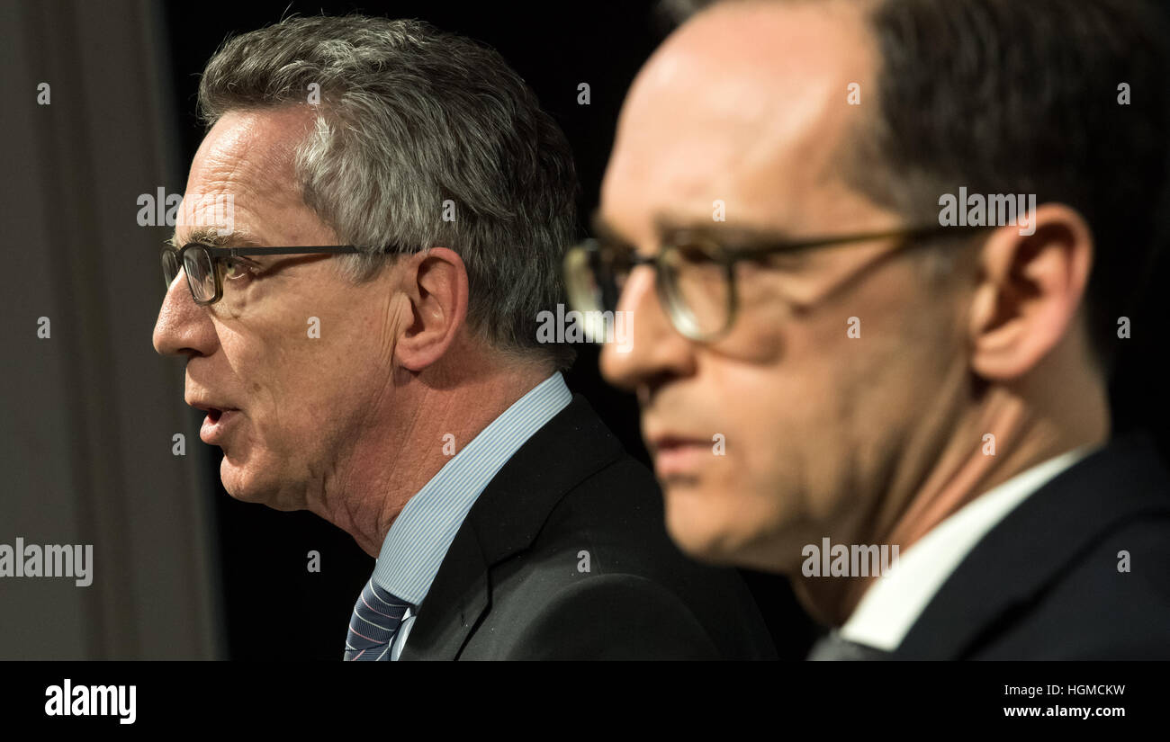 Berlin, Deutschland. 10. Januar 2017. Die deutsche Justizministerin Heiko Maas (SPD, R) und der deutsche Innenminister Thomas de Maizière (CDU) bei einer Pressekonferenz im Bundesministerium der Justiz-Ministerium in Berlin, Deutschland, 10. Januar 2017. Die Konferenz wurde genannt, um die Ergebnisse der Gespräche über die rechtlichen und verfassungsrechtlichen Folgen der jüngsten Terror-Anschlag in Berlin bekannt. Die beiden Minister sind sich einig, dass härtere Maßnahmen an potenzielle Terroristen und Sympathisanten gerichtet werden sollte. Foto: Bernd von Jutrczenka/Dpa/Alamy Live News Stockfoto