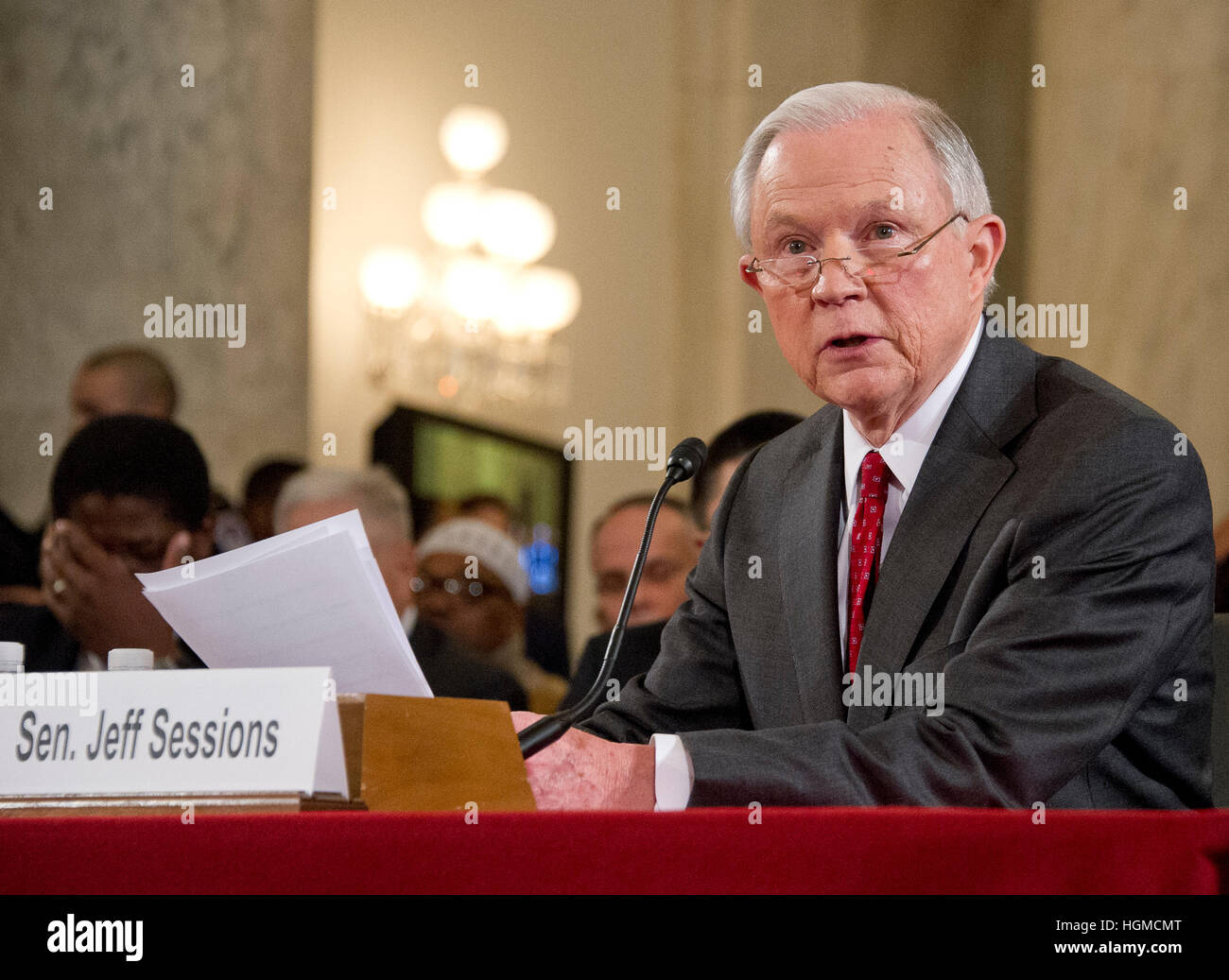 Vereinigte Staaten Senator Jeff Sessions (Republikanische of Alabama) liefert seiner Eröffnungsrede bei der uns Justizausschuss des Senats Bestätigung Anhörung über seine Ernennung zum Attorney General der Vereinigten Staaten auf dem Capitol Hill in Washington, DC auf Dienstag, 10. Januar 2017 werden. Bildnachweis: Ron Sachs/CNP /MediaPunch Stockfoto