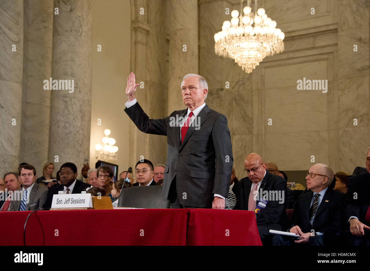 Vereinigte Staaten Senator Jeff Sessions (Republikanische of Alabama) ist vereidigter bei uns Justizausschuss des Senats Bestätigung Anhörung über seine Ernennung zum Attorney General der Vereinigten Staaten auf dem Capitol Hill in Washington, DC auf Dienstag, 10. Januar 2017 werden. Bildnachweis: Ron Sachs/CNP /MediaPunch Stockfoto