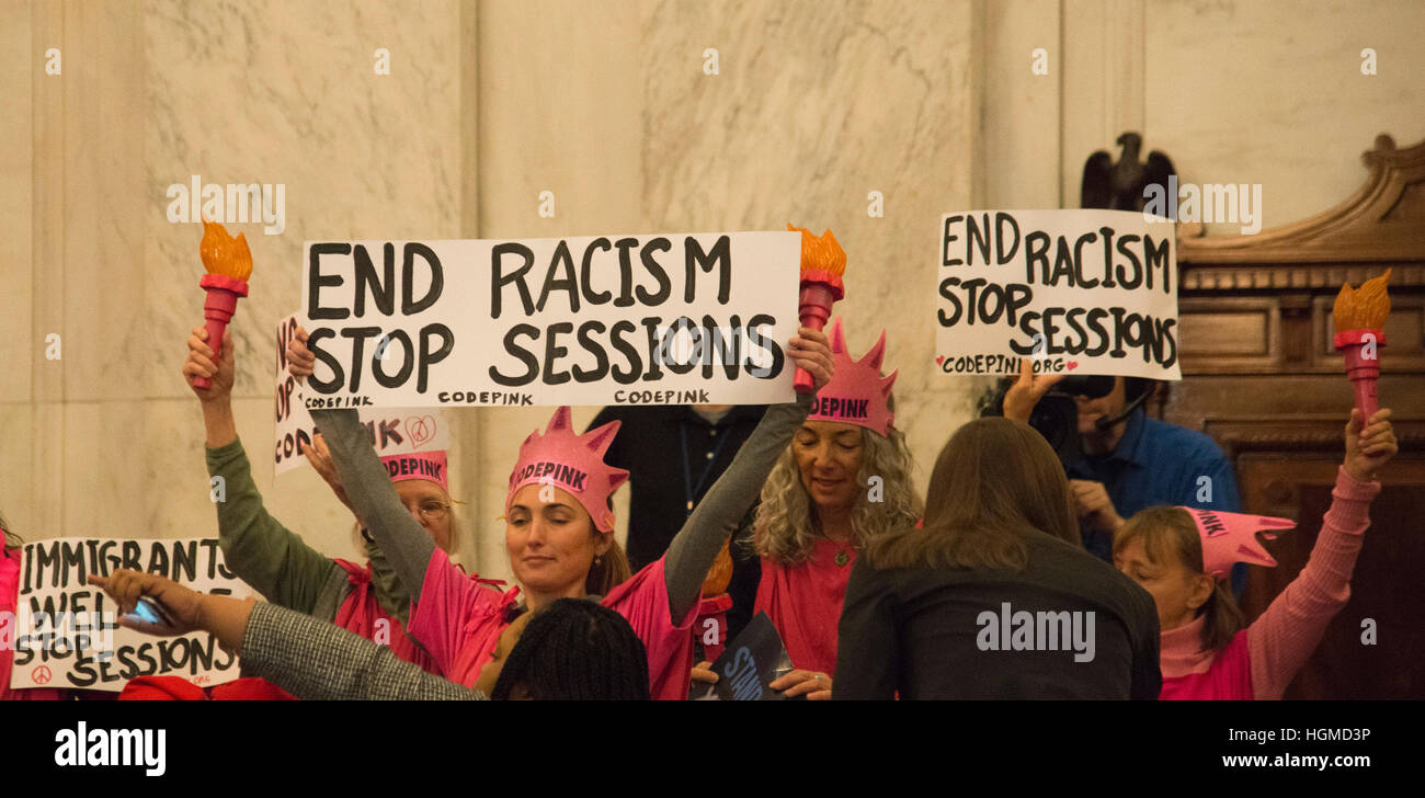 Washington DC, 10. Januar 2017, USA: Mitglieder des Arbeitskreises Protest, CODE PINK Protest während der Anhörung von Senator Jeff Sessions, R -AL, der Attorney General der Vereinigten Staaten Patsy Lynch/MediaPunch werden will Stockfoto