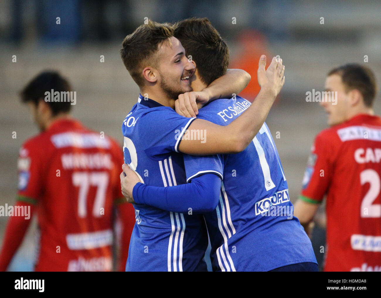 Benidorm, Spanien. 10. Januar 2017. Schalke Donis Avdijaj (L) und Yevhen Konoplyanka feiern ein Ziel während der internationalen Club freundlich Fußball Befestigung zwischen FC Schalke 04 und KV Oostende in Benidorm, Spanien, 10. Januar 2017. Foto: Tim Rehbein/Dpa/Alamy Live News Stockfoto