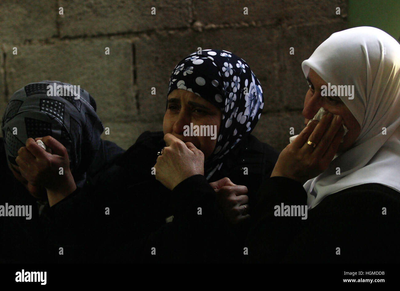 Nablus, Westjordanland, Palästinensische Gebiete. 10. Januar 2017. Angehörigen der palästinensischen Mohammad Al-Salahe, 32, trauern während seiner Beerdigung in Al-Faraa Flüchtlingslager in der Nähe der West Bank von Nablus 10. Januar 2017 © Nedal Eshtayah/APA Bilder/ZUMA Draht/Alamy Live News Stockfoto