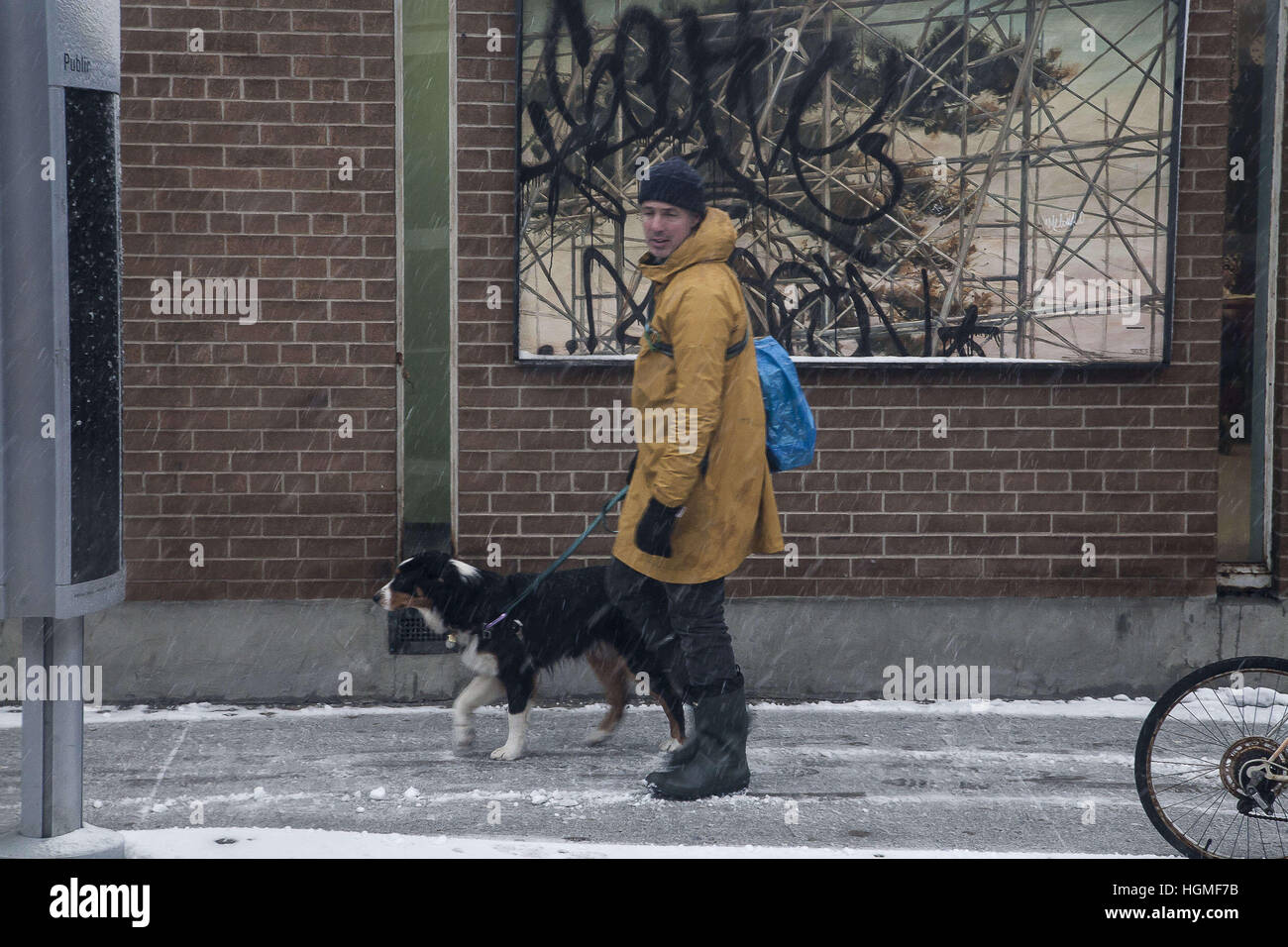 Toronto, Ontario, Kanada. 10. Januar 2017. Wetter in Toronto, ca. 10 cm Schnee schlägt die Stadt heute Mittwoch Morgen und am Nachmittag. © Joao De Franco/ZUMA Draht/Alamy Live-Nachrichten Stockfoto