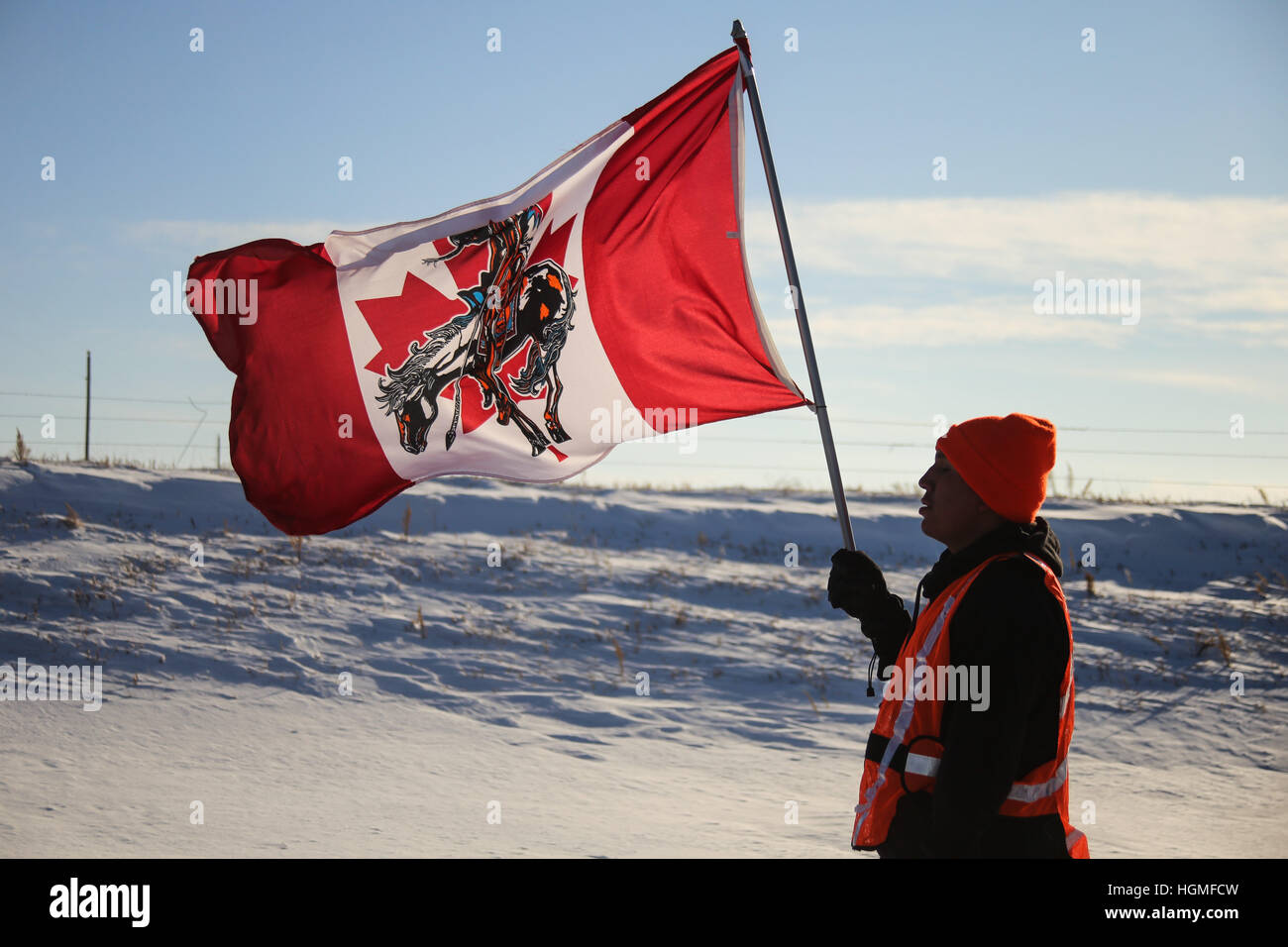 Kanonenkugel, North Dakota, USA. 10. Januar 2017. DRE SCHWARZBÄREN der Lakota Dakota Nationen Spaziergänge entlang Highway 24 in der Standing Rock Indian Reservation nahe Kanonenkugel, North Dakota. Die Jugend Einheit Reise zum heiligen Wassern, unter der Leitung von Mitgliedern der Woodland Cree First Nations in Saskatchewan, Kanada, ihre 46 Tage lang Reise nach wenige 870 Meilen von Stanley Mission, Kanada zu den Oceti Oyate Camp am Rande der Standing Rock Indian Reservation nahe Kanonenkugel, North Dakota abgeschlossen. © Joel Angel Juarez/ZUMA Draht/Alamy Live-Nachrichten Stockfoto