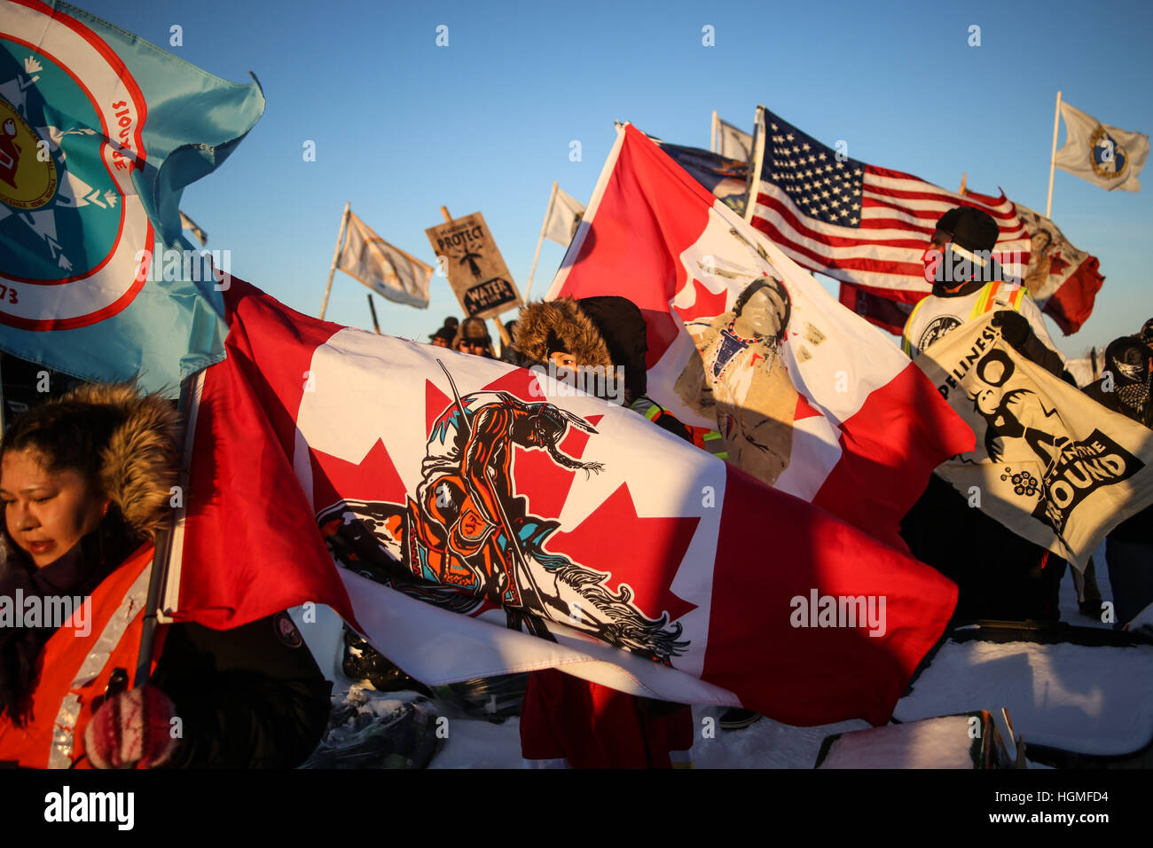 Kanonenkugel, North Dakota, USA. 10. Januar 2017. CHARLLEEN CHARLES der Woodland Cree First Nation kommt zu den Oceti Oyate Camp mit Mitgliedern der Jugend Einheit Reise für Heiliges Wasser in der Nähe von Kanonenkugel, North Dakota. Die Jugend Einheit Reise zum heiligen Wassern, unter der Leitung von Mitgliedern der Woodland Cree First Nations in Saskatchewan, Kanada, ihre 46 Tage lang Reise nach wenige 870 Meilen von Stanley Mission, Kanada zu den Oceti Oyate Camp am Rande der Standing Rock Indian Reservation nahe Kanonenkugel, North Dakota abgeschlossen. © Joel Angel Juarez/ZUMA Draht/Alamy Live-Nachrichten Stockfoto