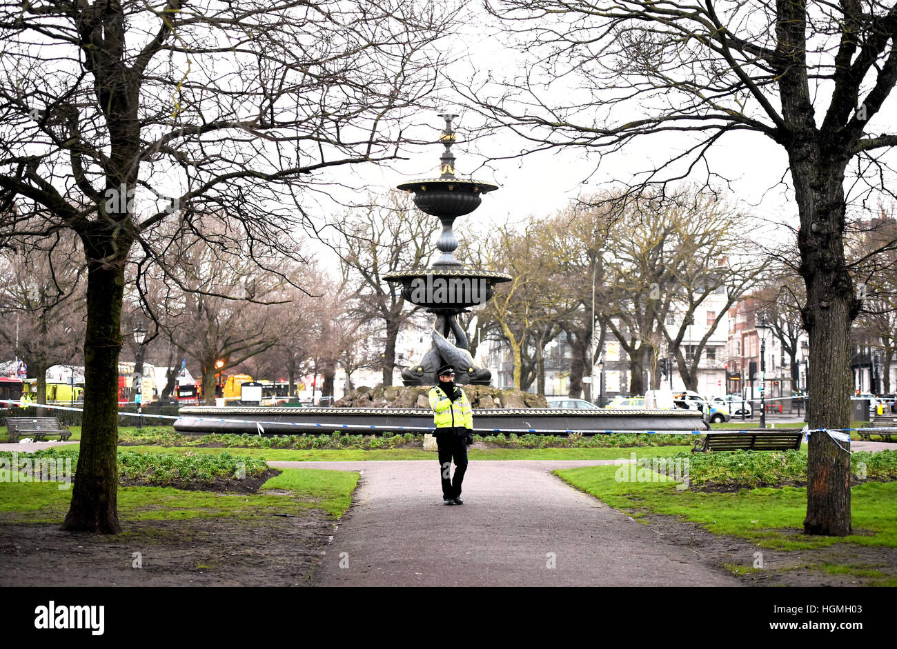 Brighton, UK. 11. Januar 2017. Polizei am Tatort eines Vorfalls, hit und laufen an der Kreuzung der alten Steine und St. James Street in Brighton, wo Fußgänger getötet wurde. Bildnachweis: Simon Dack/Alamy Live-Nachrichten Stockfoto