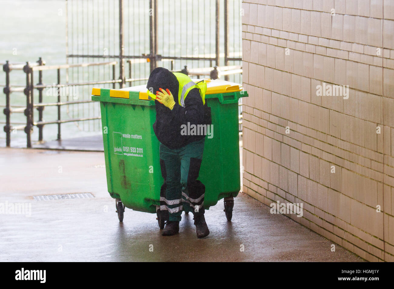 New Brighton, Cheshire, UK. 11. Januar 2017. UK-Wetter: Wind Böen bis Windstärke Teig Ufer an der Küste von Wirral in New Brighton, Wallasey. Bildnachweis: MediaWorld Bilder/Alamy Live-Nachrichten Stockfoto