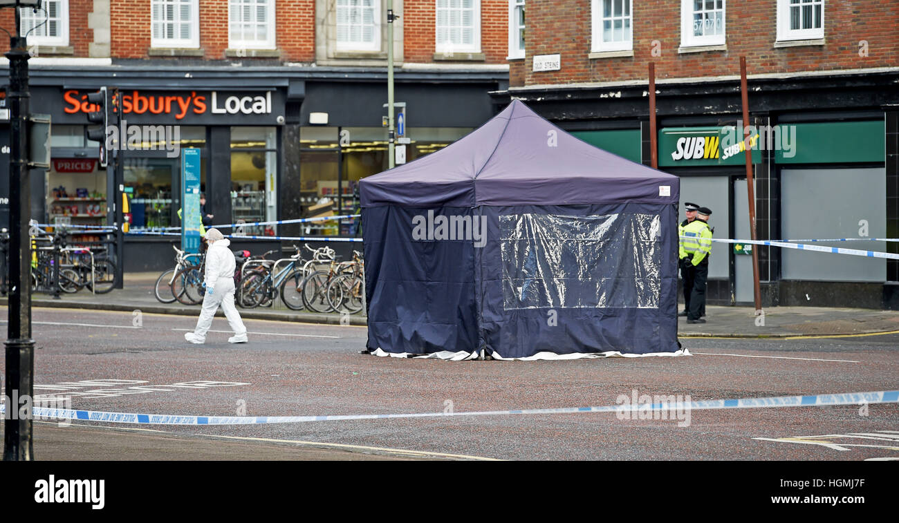 Brighton, UK. 11. Januar 2017. Polizei am Tatort eines Vorfalls, hit und laufen an der Kreuzung der alten Steine und St. James Street in Brighton, wo Fußgänger getötet wurde. Beteiligten ein Vauxhall Astra wurde durch verfolgt von der Polizei am Dienstagabend und wurde später gefunden, direkt am Meer in Madeira Drive aufgegeben und sie sind attraktiv für Auto Zeugen © Simon Dack/Alamy Live-Nachrichten Stockfoto