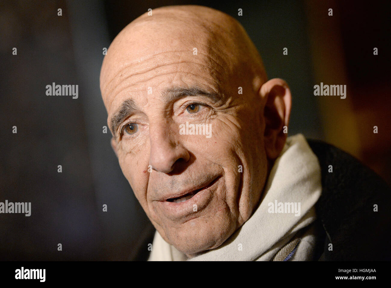 New York, NY. 10. Januar 2017. Vorsitzender des Eröffnungskomitee und Real Estate Investors Thomas J. Barrack Jr. stoppt, um für Mitglieder der Medien in der Lobby des Trump Tower in New York, NY, am 10. Januar 2017 zu sprechen. -KEIN Draht-SERVICE - Foto: Anthony Behar/Consolidated/Pool/Dpa/Alamy Live News Stockfoto