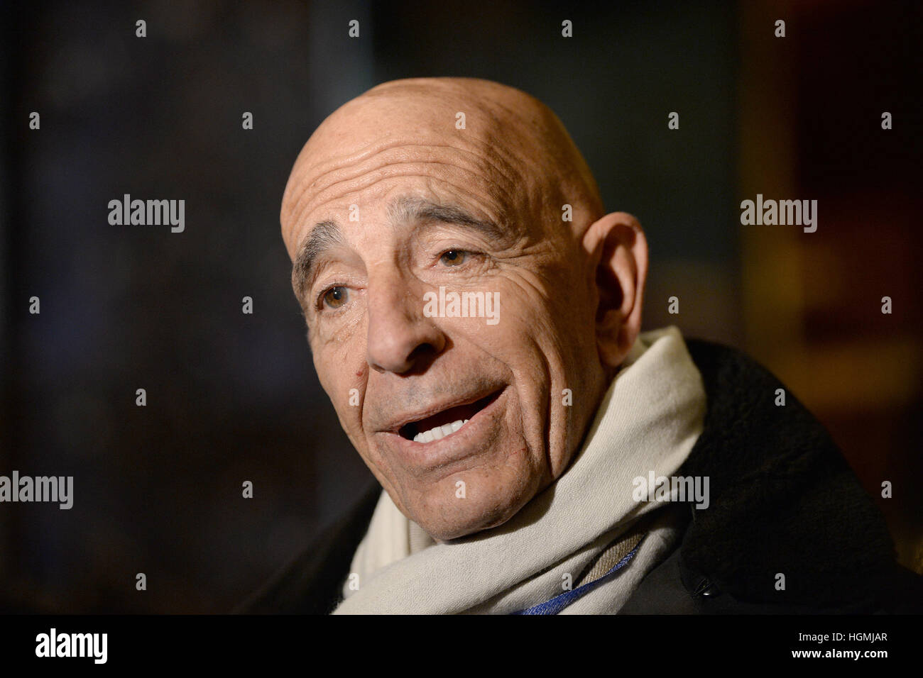 New York, NY. 10. Januar 2017. Vorsitzender des Eröffnungskomitee und Real Estate Investors Thomas J. Barrack Jr. stoppt, um für Mitglieder der Medien in der Lobby des Trump Tower in New York, NY, am 10. Januar 2017 zu sprechen. -KEIN Draht-SERVICE - Foto: Anthony Behar/Consolidated/Pool/Dpa/Alamy Live News Stockfoto