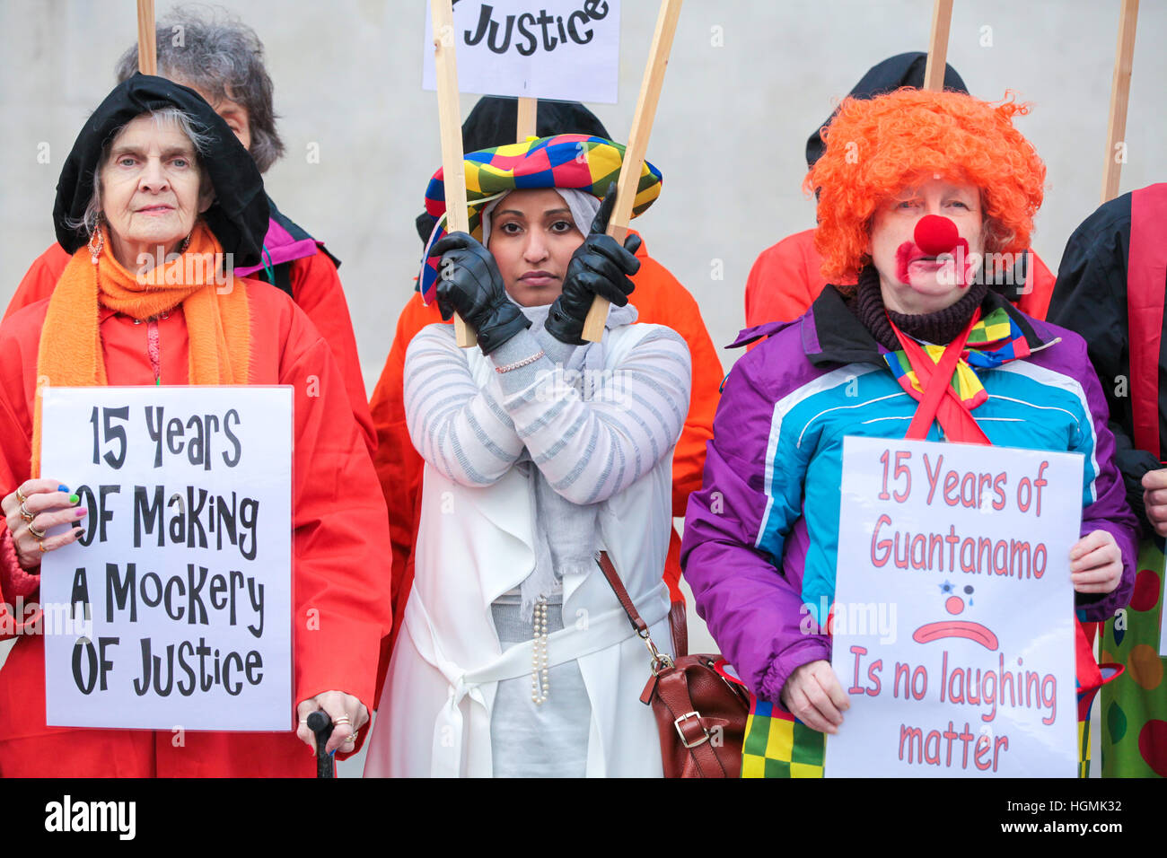 Die London Guantánamo Kampagne und Menschenrechtsaktivisten markiert den 15. Jahrestag der Eröffnung des das Gefangenenlager Guantánamo Bay mit einem traurigen Clown Protest außerhalb der National Gallery Stockfoto