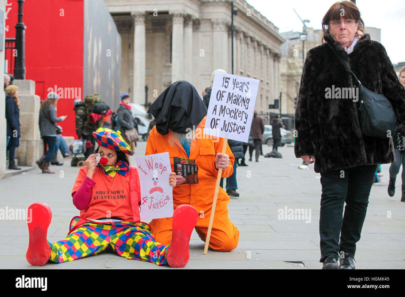 Die London Guantánamo Kampagne und Menschenrechtsaktivisten markiert den 15. Jahrestag der Eröffnung des das Gefangenenlager Guantánamo Bay mit einem traurigen Clown Protest außerhalb der National Gallery Stockfoto