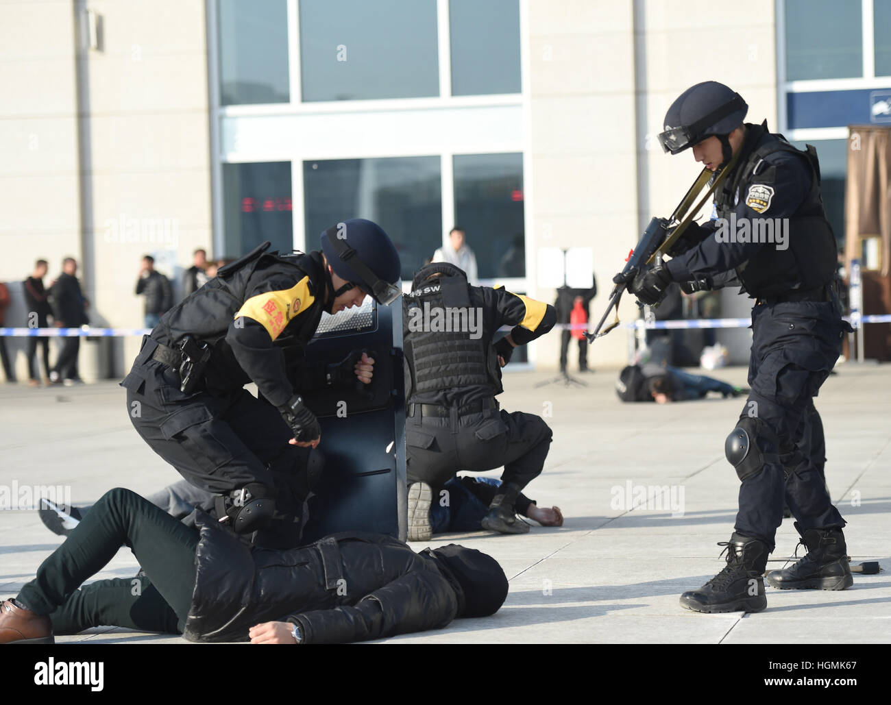 Hohhot, China autonomen Region Innere Mongolei. 11. Januar 2017. SWAT-Team-Mitglieder teilnehmen, eine anti-Terror-Drill in Hohhot, Hauptstadt von Nord-China autonomen Region Innere Mongolei, 11. Januar 2017. Hohhot Bahnpolizei organisiert eine Bohrmaschine am Mittwoch für SWAT-Team-Mitglieder, ihre Reaktion auf Terror und Notsituationen zu verbessern. © Deng Hua/Xinhua/Alamy Live-Nachrichten Stockfoto