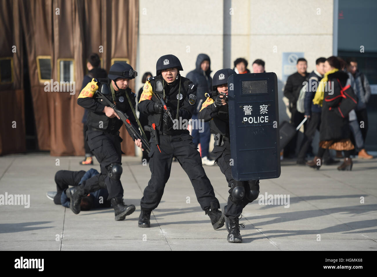 Hohhot, China autonomen Region Innere Mongolei. 11. Januar 2017. SWAT-Team-Mitglieder teilnehmen, eine anti-Terror-Drill in Hohhot, Hauptstadt von Nord-China autonomen Region Innere Mongolei, 11. Januar 2017. Hohhot Bahnpolizei organisiert eine Bohrmaschine am Mittwoch für SWAT-Team-Mitglieder, ihre Reaktion auf Terror und Notsituationen zu verbessern. © Deng Hua/Xinhua/Alamy Live-Nachrichten Stockfoto