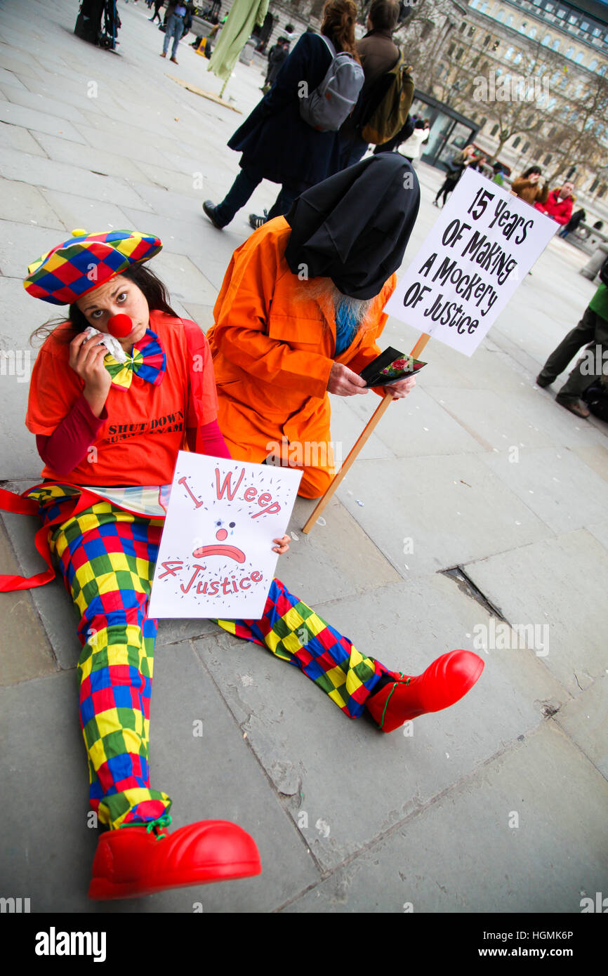 Die London Guantánamo Kampagne und Menschenrechtsaktivisten markiert den 15. Jahrestag der Eröffnung des das Gefangenenlager Guantánamo Bay mit einem traurigen Clown Protest außerhalb der National Gallery Stockfoto