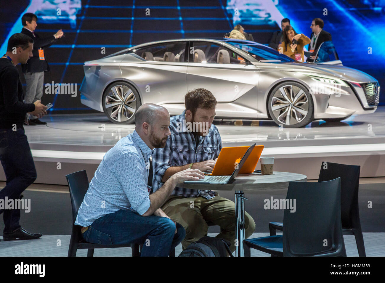 Detroit, Michigan/USA - 10. Januar 2017 - Journalisten bei der Arbeit während der North American International Auto Show. Bildnachweis: Jim West/Alamy Live-Nachrichten Stockfoto