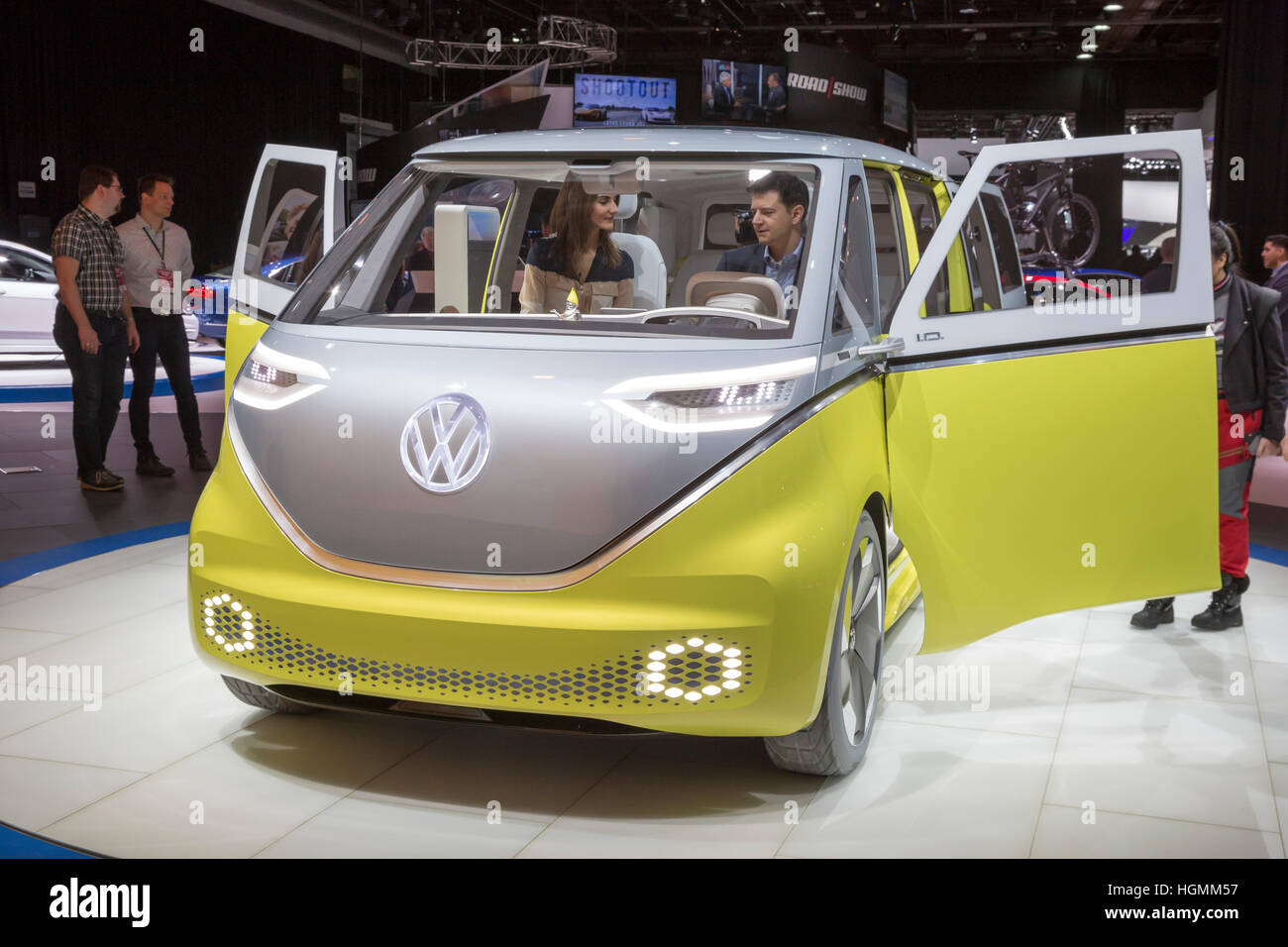 Detroit, Michigan/USA - 10. Januar 2017 - Volkswagen I.D. Buzz Konzept-Fahrzeug auf dem Display auf der North American International Auto Show. Das Remake des klassischen VW Microbus ist ein Ell-Elektro- und selbstfahrenden Fahrzeug. Bildnachweis: Jim West/Alamy Live-Nachrichten Stockfoto