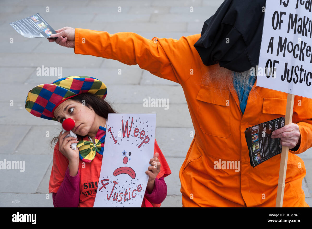 London, UK. 11. Januar 2017. Die London-Guantanamo-Kampagne hält die Vigil am Trafalgar Square zum 15. Jahrestag der US militärischen Gefangenenlager in Guantanamo Bay zu öffnen. Die Aktivisten anlässlich des Tages mit "Traurigen Clown Protest" und forderte die endgültige Schließung der "Krieg gegen den Terror" Anlage mit Menschenrechtsverletzungen verbunden. Noch werden rund 50 Häftlinge in Guantanamo Bay Camp gehalten. Bild: Campaigner Maya Evans gekleidet wie ein Clown auf den Protest. Wiktor Szymanowicz/Alamy Live-Nachrichten Stockfoto