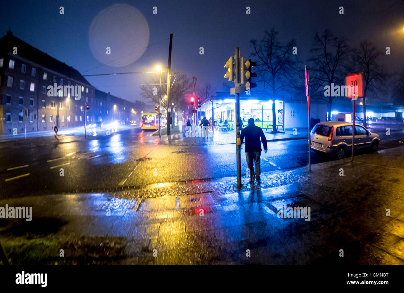 Hannover, Deutschland. 7. Januar 2017. Pedestrains vorsichtig über einen vereisten Gehweg in Hannover, Deutschland, 7. Januar 2017. Am Abend sah eisigen regen in Niedersachsen und Bremen. Foto: Peter Steffen/Dpa/Alamy Live News Stockfoto