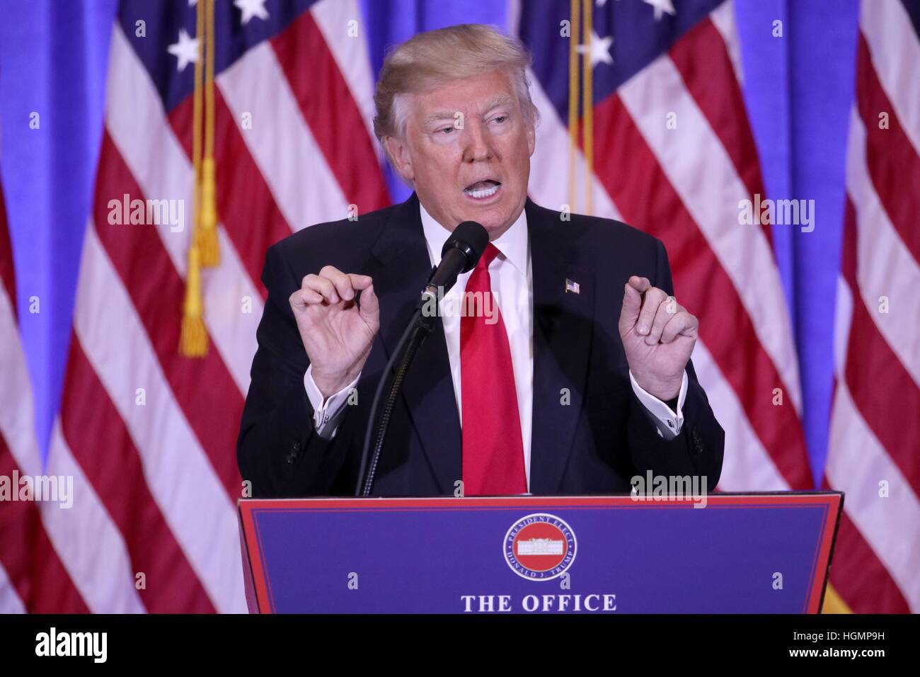 New York, USA. 11. Januar 2017. U.S. Präsident elect Donald Trump spricht während einer Pressekonferenz in New York, die Vereinigten Staaten... U.S. Präsident elect Donald Trump traf die Presse Mittwoch für die erste Pressekonferenz seit der Wahl. © Gary Hershorn/Xinhua/Alamy Live-Nachrichten Stockfoto