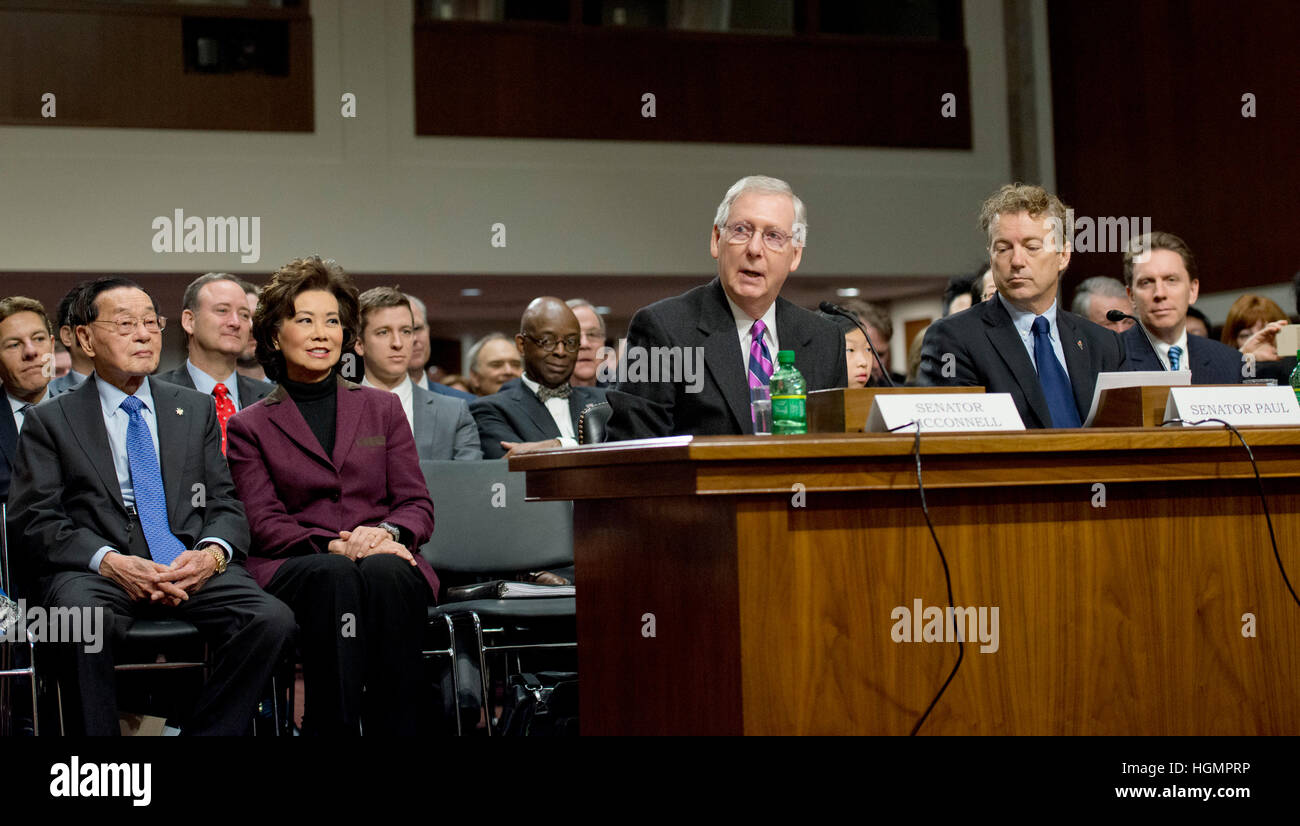 Washington DC, 11. Januar 2017, USA: Senator Majority Leader, Mitch McConnell, R -KY führt seine Frau Elaine Chao, die während ihrer Anhörung zu der Verkehrsminister ernannt wird. Chao, die Arbeitsministerin während der Bush-Administration war, sitzt neben ihrem Vater, James S.C. Chao, der Gründer der Foremost Group, eine Schifffahrt, Handel und Finanzen Enterprise. Senator Rand Paul, R -KY nahm auch an die mündlichen Verhandlung. (Patsy Lynch/Polaris) Stockfoto