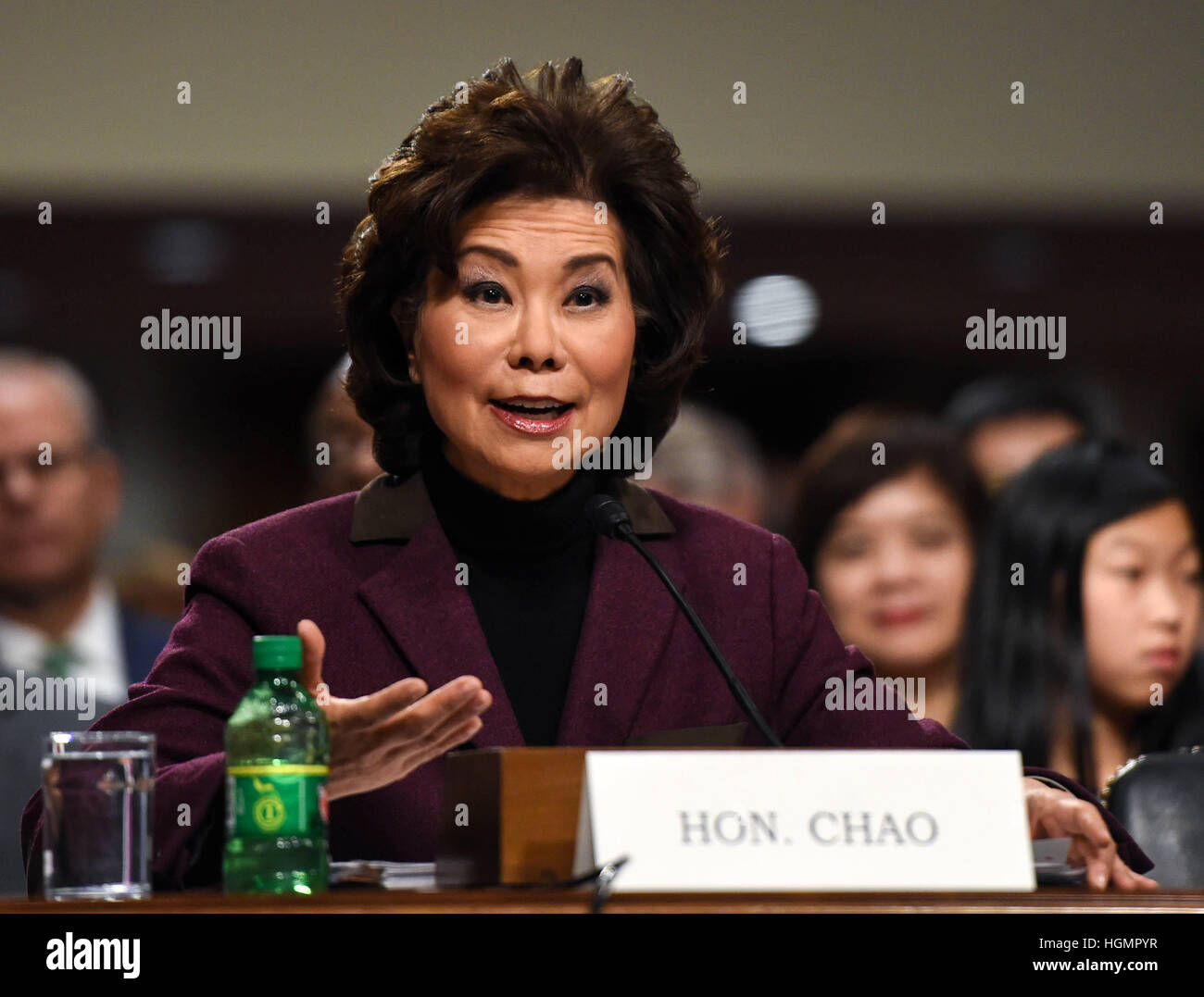 Washington, USA. 11. Januar 2017. Elaine Chao bezeugt vor der US-Senat Wirtschaft, Wissenschaft und Transport Ausschuss während der Anhörung auf ihre Nominierung Verkehrsminister am Capitol Hill in Washington, DC, den Vereinigten Staaten zu sein. Trumps designierten U.S. Department of Transport Elaine Chao ausgeführt hatte ihre Anhörung am Mittwoch. Chao war stellvertretende Verkehrsminister unter ehemaligen republikanischen Präsidenten George H.W. Bush und Arbeitsministerin unter Bush. Bildnachweis: Bao Dandan/Xinhua/Alamy Live-Nachrichten Stockfoto