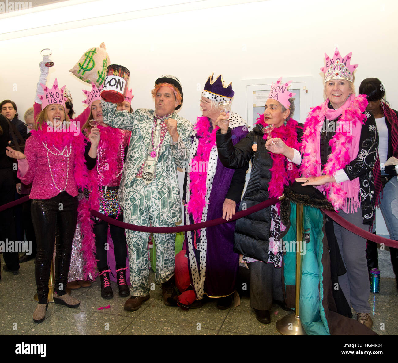 Washington DC, USA. 11. Januar 2017. Mitglied des Arbeitskreises Protest, CODE-PINK, erreichen die Ray Tillerson Bestätigung Herz, auf dem Capitol Hill in Washington, D.C., um gegen Tillersons Bestätigung als Secretary Of State zu demonstrieren. Bildnachweis: Patsy Lynch/Alamy Live-Nachrichten Stockfoto