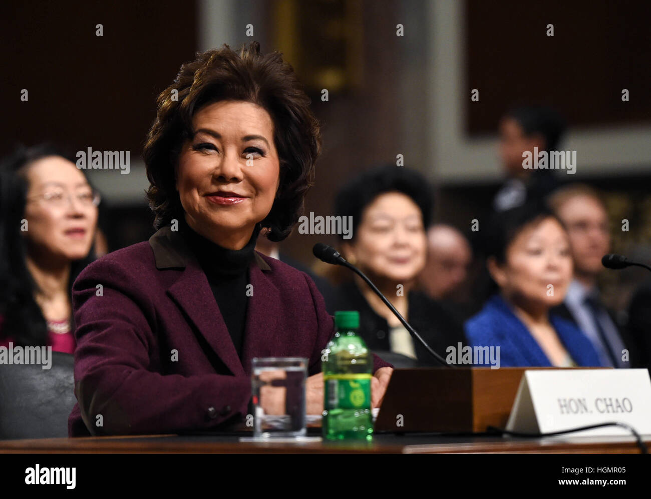 Washington, USA. 11. Januar 2017. Elaine Chao bezeugt vor der US-Senat Wirtschaft, Wissenschaft und Transport Ausschuss während der Anhörung auf ihre Nominierung Verkehrsminister am Capitol Hill in Washington, DC, den Vereinigten Staaten zu sein. Trumps designierten U.S. Department of Transport Elaine Chao ausgeführt hatte ihre Anhörung am Mittwoch. Chao war stellvertretende Verkehrsminister unter ehemaligen republikanischen Präsidenten George H.W. Bush und Arbeitsministerin unter Bush. Bildnachweis: Bao Dandan/Xinhua/Alamy Live-Nachrichten Stockfoto