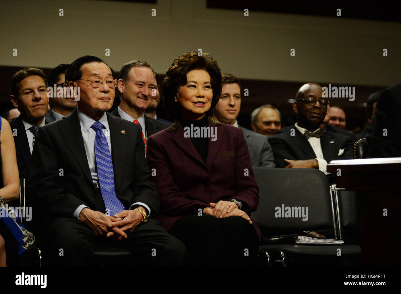 Washington, USA. 12. Jan, Washington DC. Elaine Chao durchläuft die Bestätigung hören zu entscheiden, ob sie das richtige für die Position des Transport Secretary of The United States ist. Sie sitzt neben ihrem Vater, einem Arzt.   © Christy Bowe/Globe Fotos/ZUMA Draht/Alamy Live-Nachrichten Stockfoto
