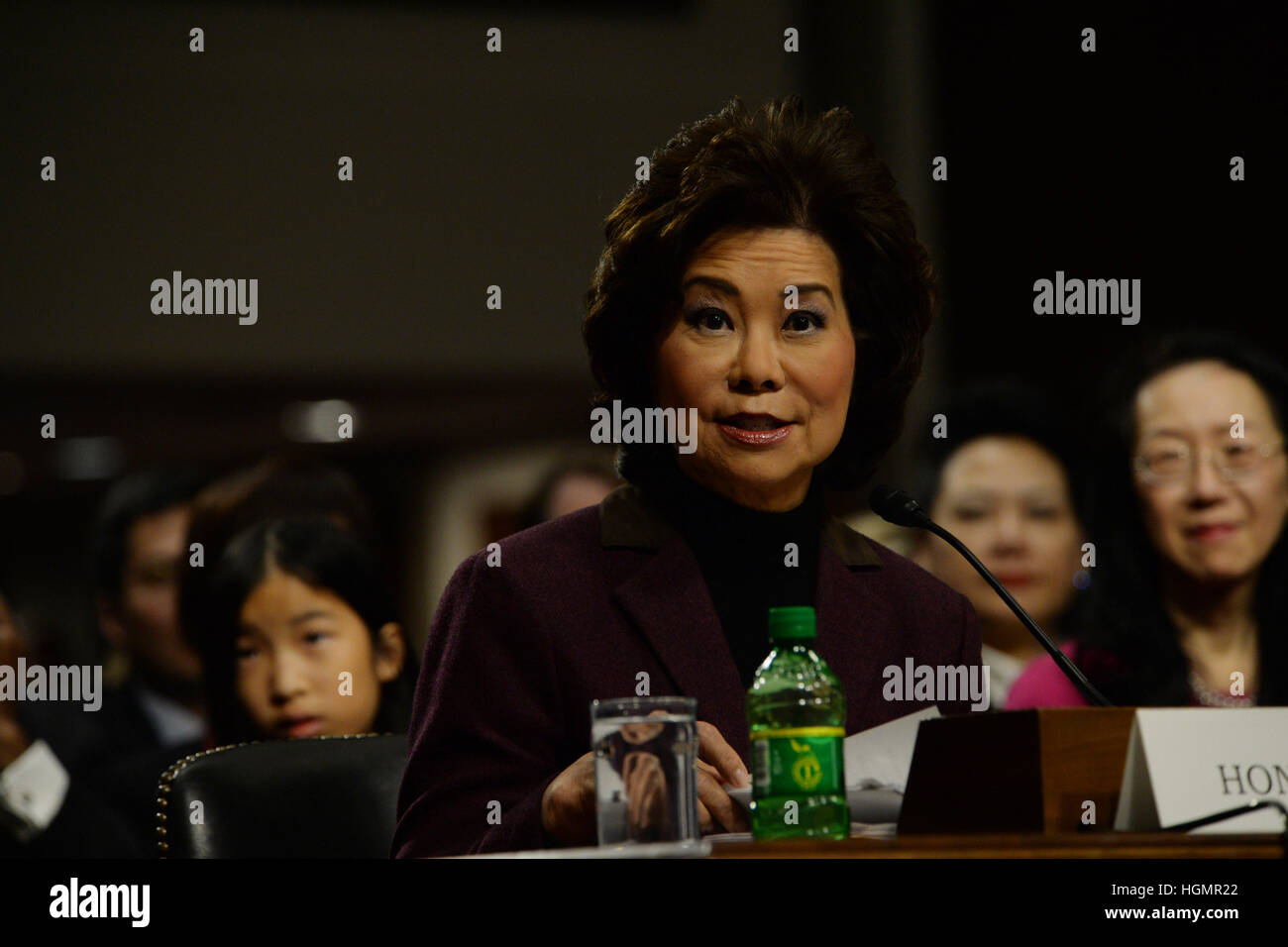 Washington, USA. 12. Jan, Washington DC. Elaine Chao durchläuft die Bestätigung hören zu entscheiden, ob sie das richtige für die Position des Transport Secretary of The United States ist. Sie sitzt neben ihrem Vater, einem Arzt.   © Christy Bowe/Globe Fotos/ZUMA Draht/Alamy Live-Nachrichten Stockfoto