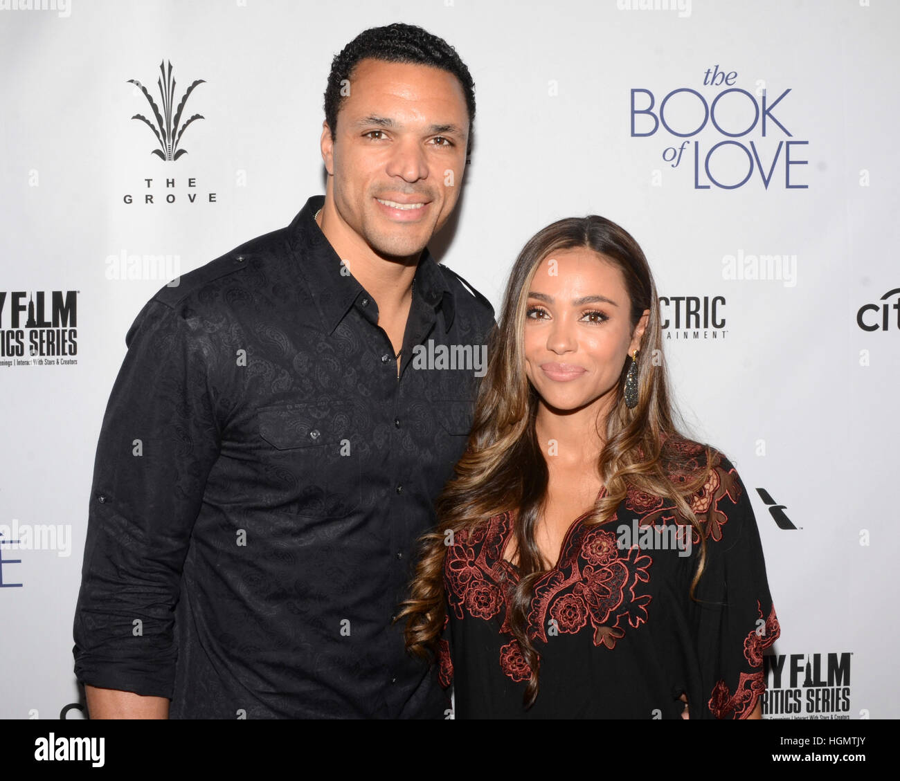 (R) Tony Gonzalez (L) und Oktober Gonzalez kommt bei der Premiere von Electric Entertainment "The Book Of Love" im pazifischen Theater im The Grove in Los Angeles, Kalifornien am 10. Januar 2017. Stockfoto