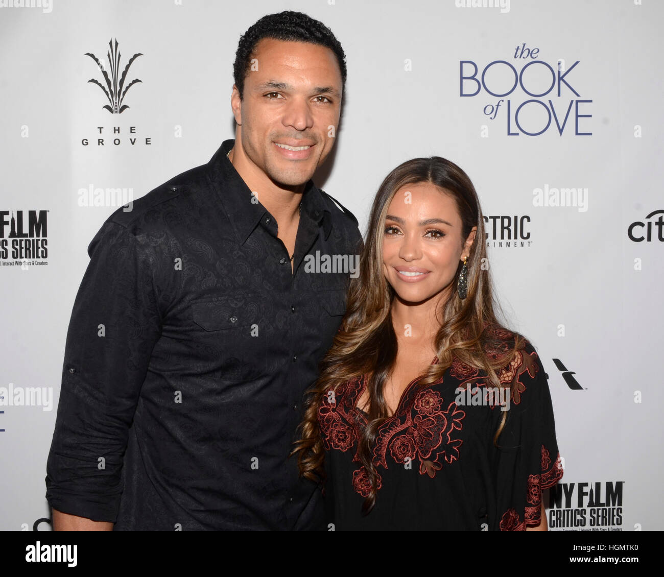 (R) Tony Gonzalez (L) und Oktober Gonzalez kommt bei der Premiere von Electric Entertainment "The Book Of Love" im pazifischen Theater im The Grove in Los Angeles, Kalifornien am 10. Januar 2017. Stockfoto