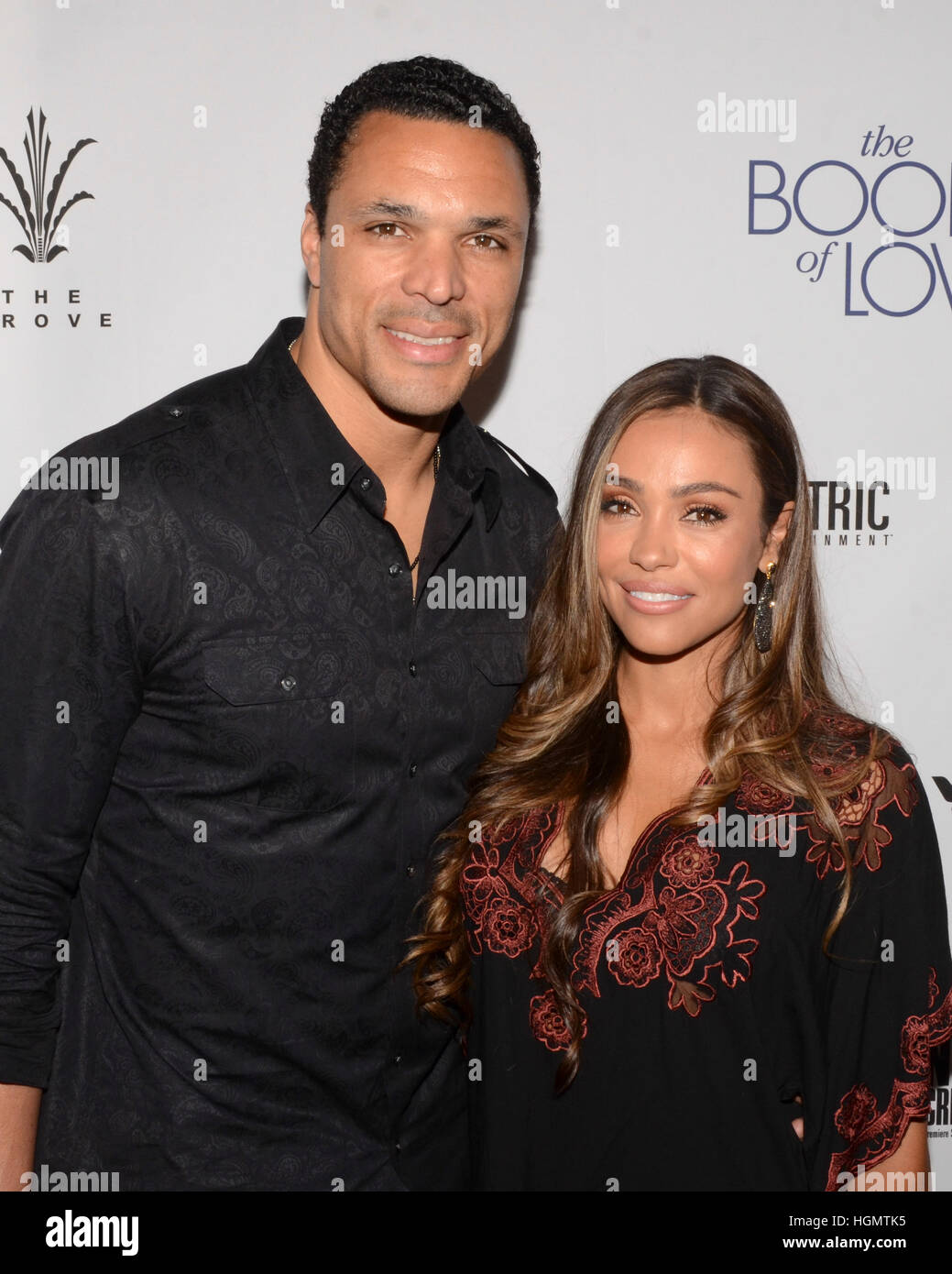 (R) Tony Gonzalez (L) und Oktober Gonzalez kommt bei der Premiere von Electric Entertainment "The Book Of Love" im pazifischen Theater im The Grove in Los Angeles, Kalifornien am 10. Januar 2017. Stockfoto