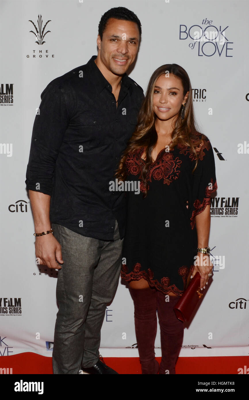(R) Tony Gonzalez (L) und Oktober Gonzalez kommt bei der Premiere von Electric Entertainment "The Book Of Love" im pazifischen Theater im The Grove in Los Angeles, Kalifornien am 10. Januar 2017. Stockfoto