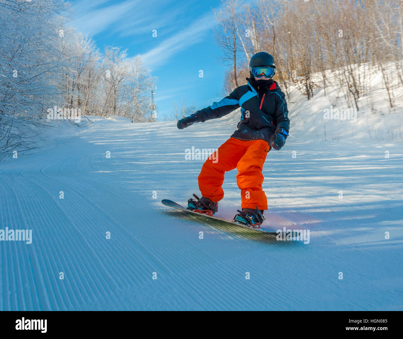 Wenig snowboarder, die in den Berg. Stockfoto