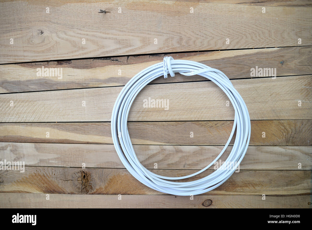 Spule Stromkabel auf einem hölzernen Hintergrund Stockfoto