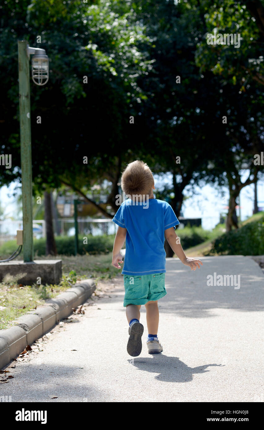 nachtragend kleiner Junge geht zum Meer Stockfoto