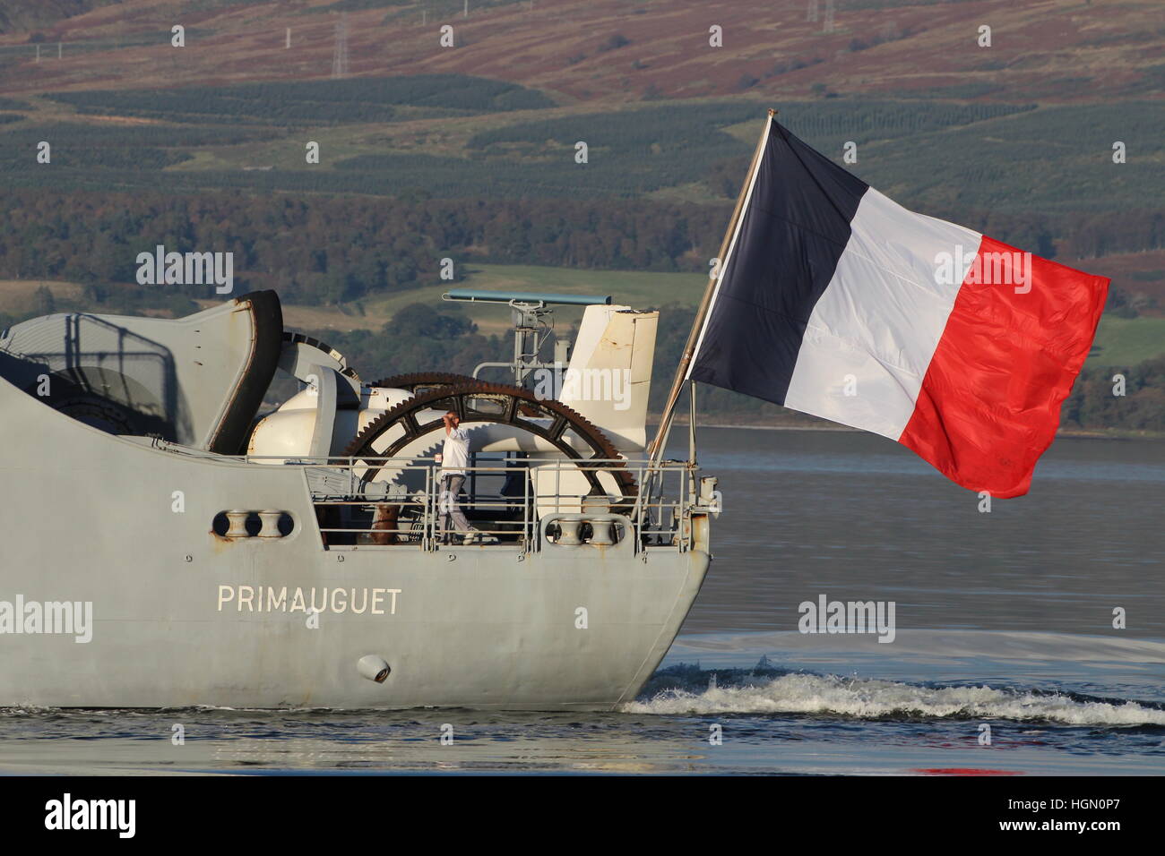 Die französische Marine Ensign fliegt stolz aus dem Heck des FNS Primauguet (D644), mit dem Schiff geschleppt Array Sonar zeigt. Stockfoto