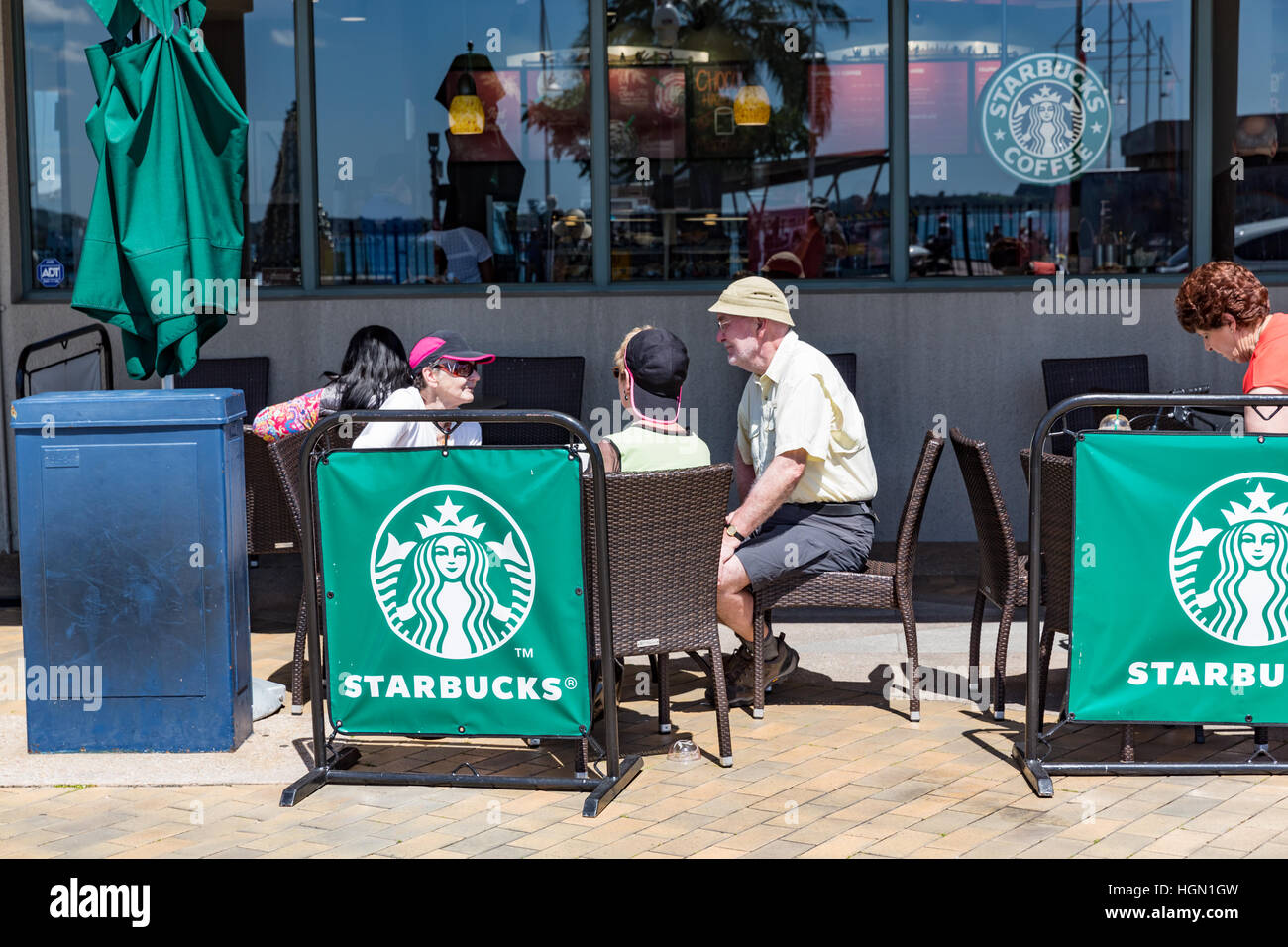 Kunden genießen Kaffee bei Starbucks, Tauranga, Neuseeland Stockfoto