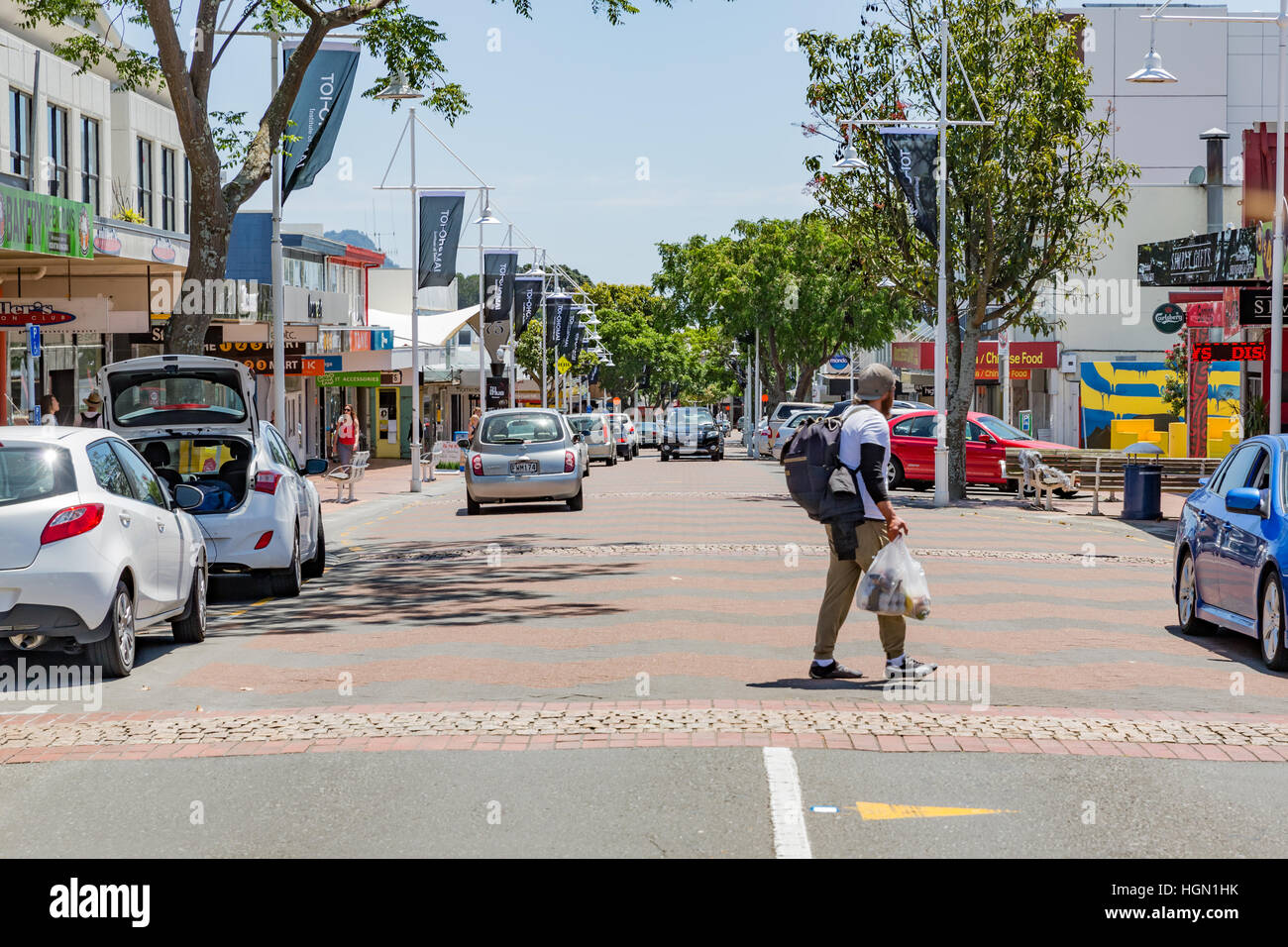 Fußgänger quert Haupteinkaufsstraße in Tauranga, Neuseeland Stockfoto